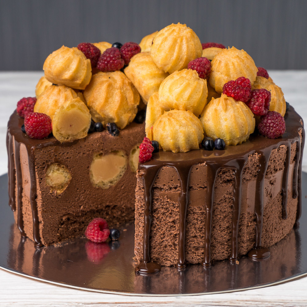 Фото к рецепту: Шоколадный торт-суфле с карамельными профитролями 