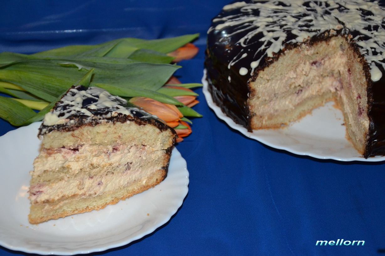 Фото к рецепту: Торт со сливками и клубникой
