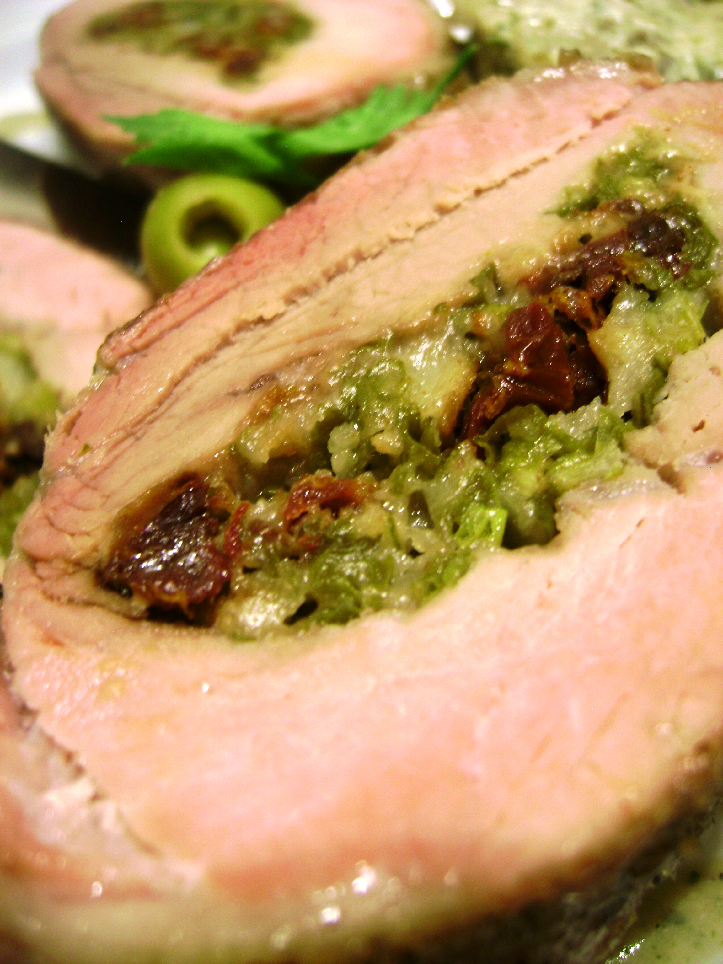 Свинина, фаршированная брынзой с зеленью под пикантным соусом
