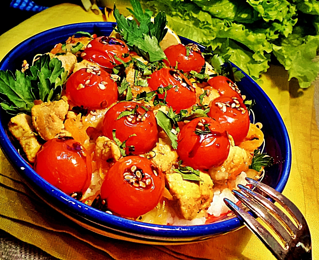 Фото к рецепту: Плов "праздничный салют" к 23 февраля со свининой и карамелизированными помидорками черри.