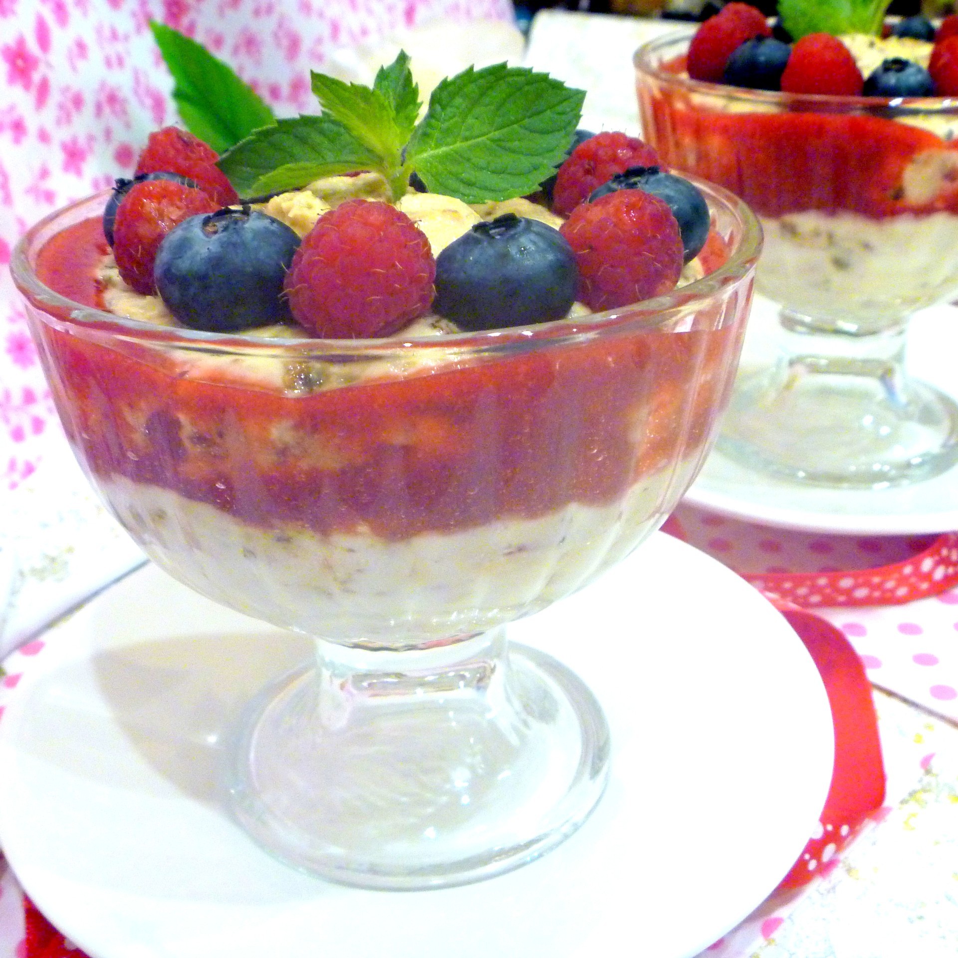 Фото к рецепту: Десерт творожный с грильяжными хлопьями и ягодным соусом