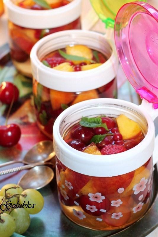 Фото к рецепту: Десерт из персика и ягод