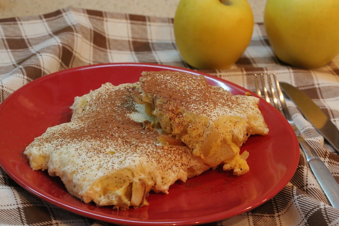 Фото к рецепту: Сладкий омлет с карамелизированными яблоками. видео
