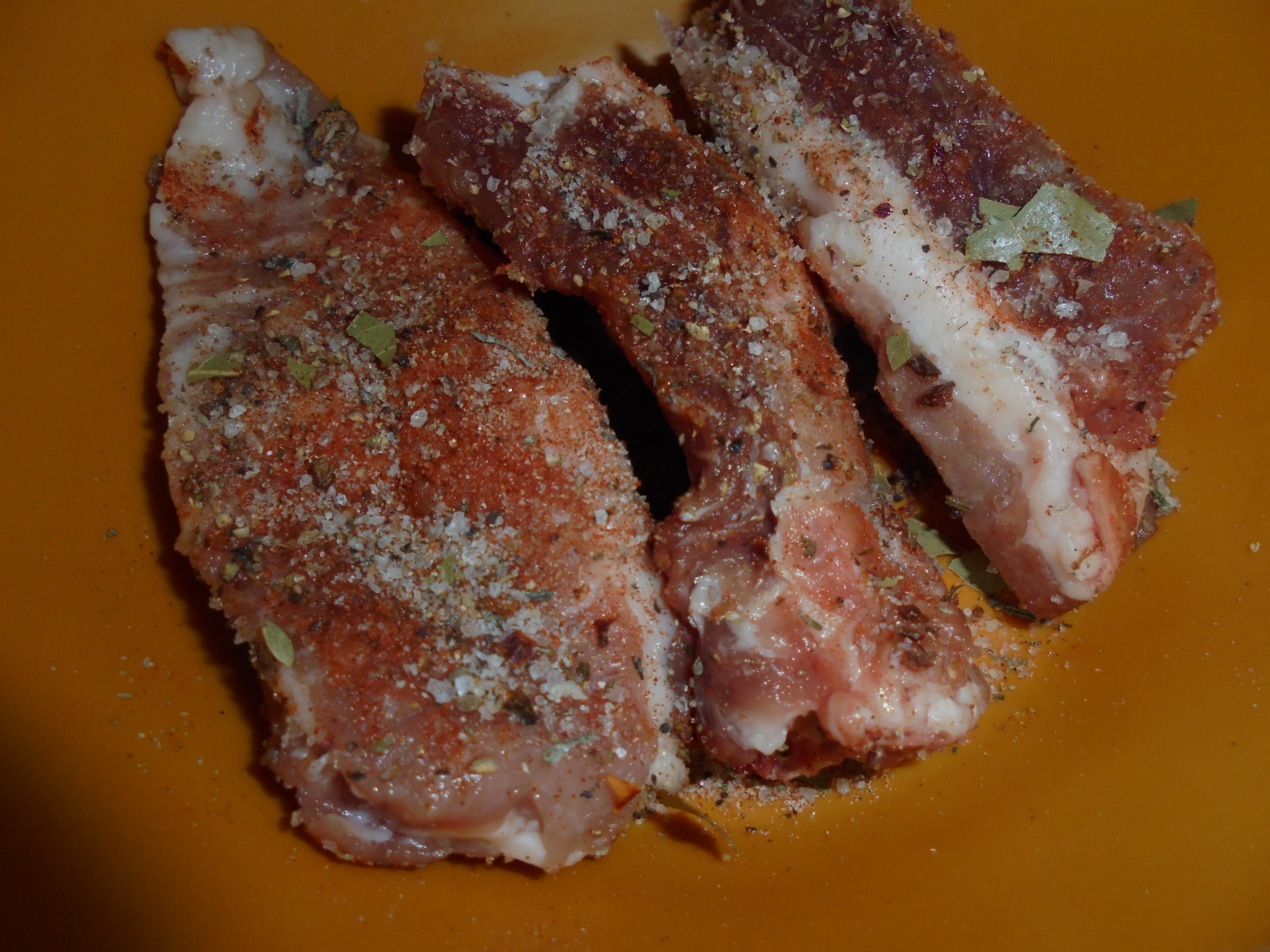 Запеченные свиные ребрышки с томатно-сливочным соусом и салатом из краснокочанной капусты с топинамбуром: шаг 2