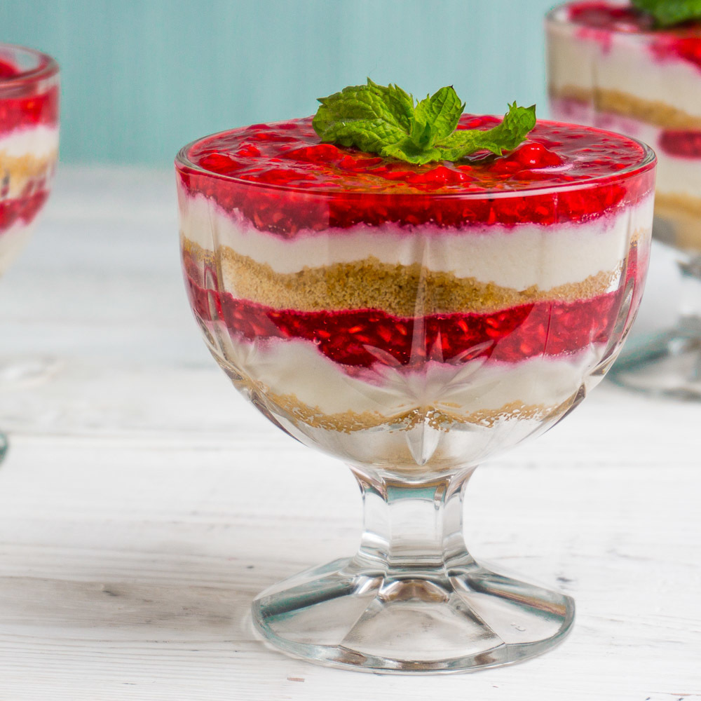 Фото к рецепту: Простой десерт в стакане с творогом и ягодами 