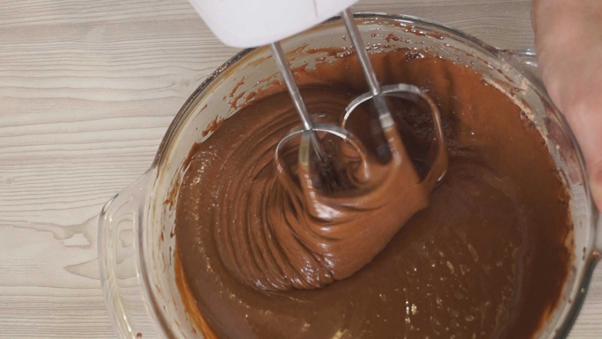 Шоколадный торт на кипятке с карамельным кремом. супер вкусный шоколадный торт!: шаг 2