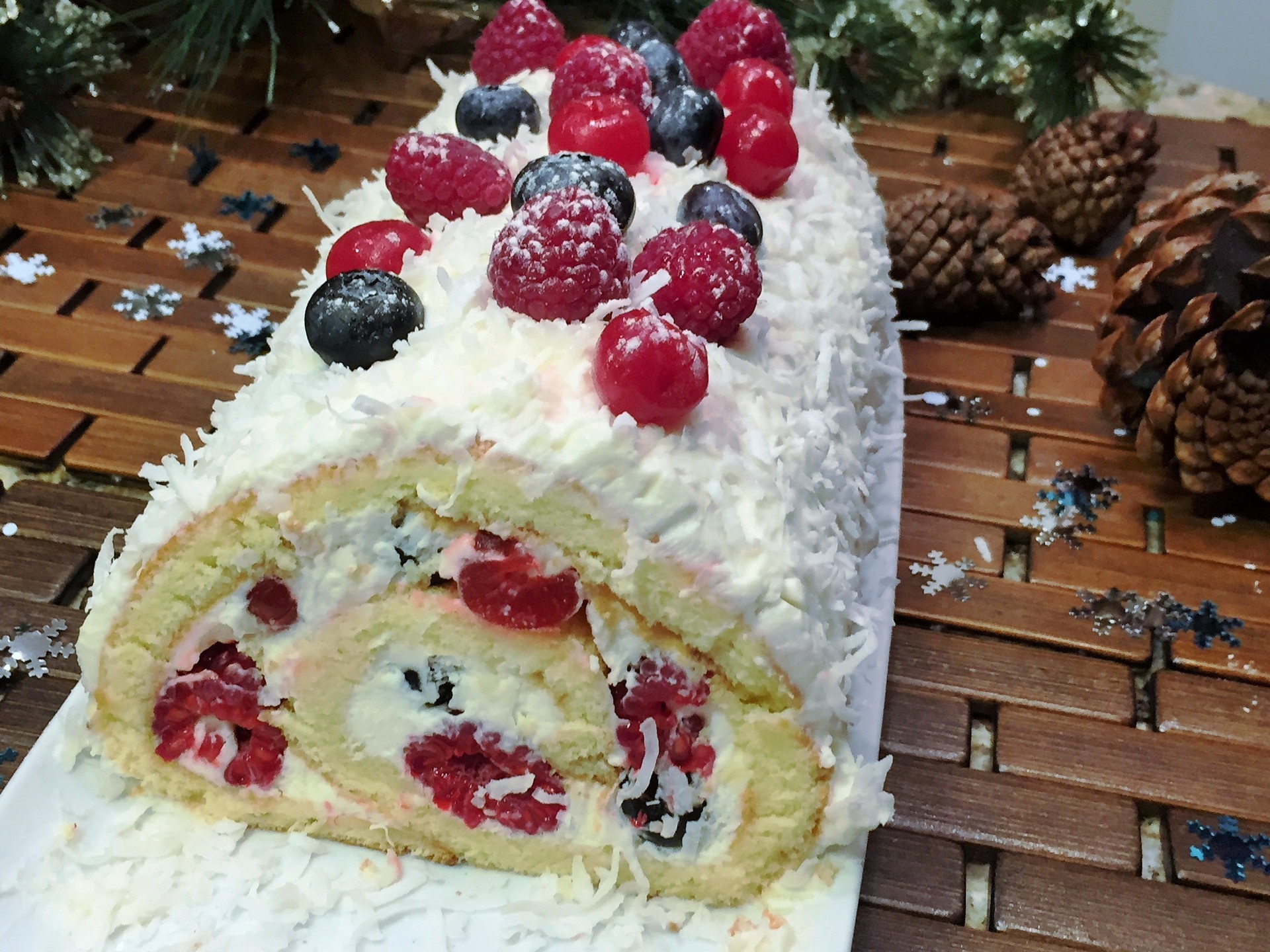 Фото к рецепту: Новогодний торт - рулет "ягоды на снегу" простой рецепт. 