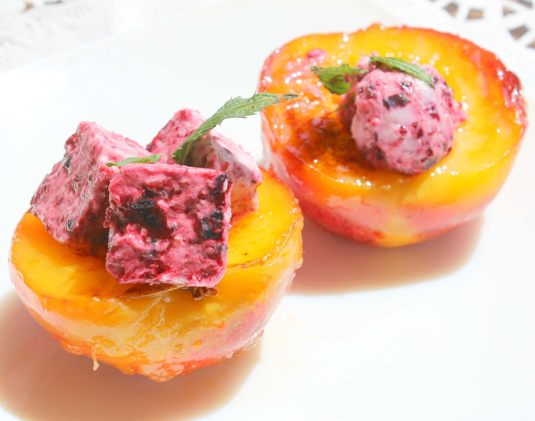 Летний десерт из черной смородины на карамелизированном персике: шаг 6