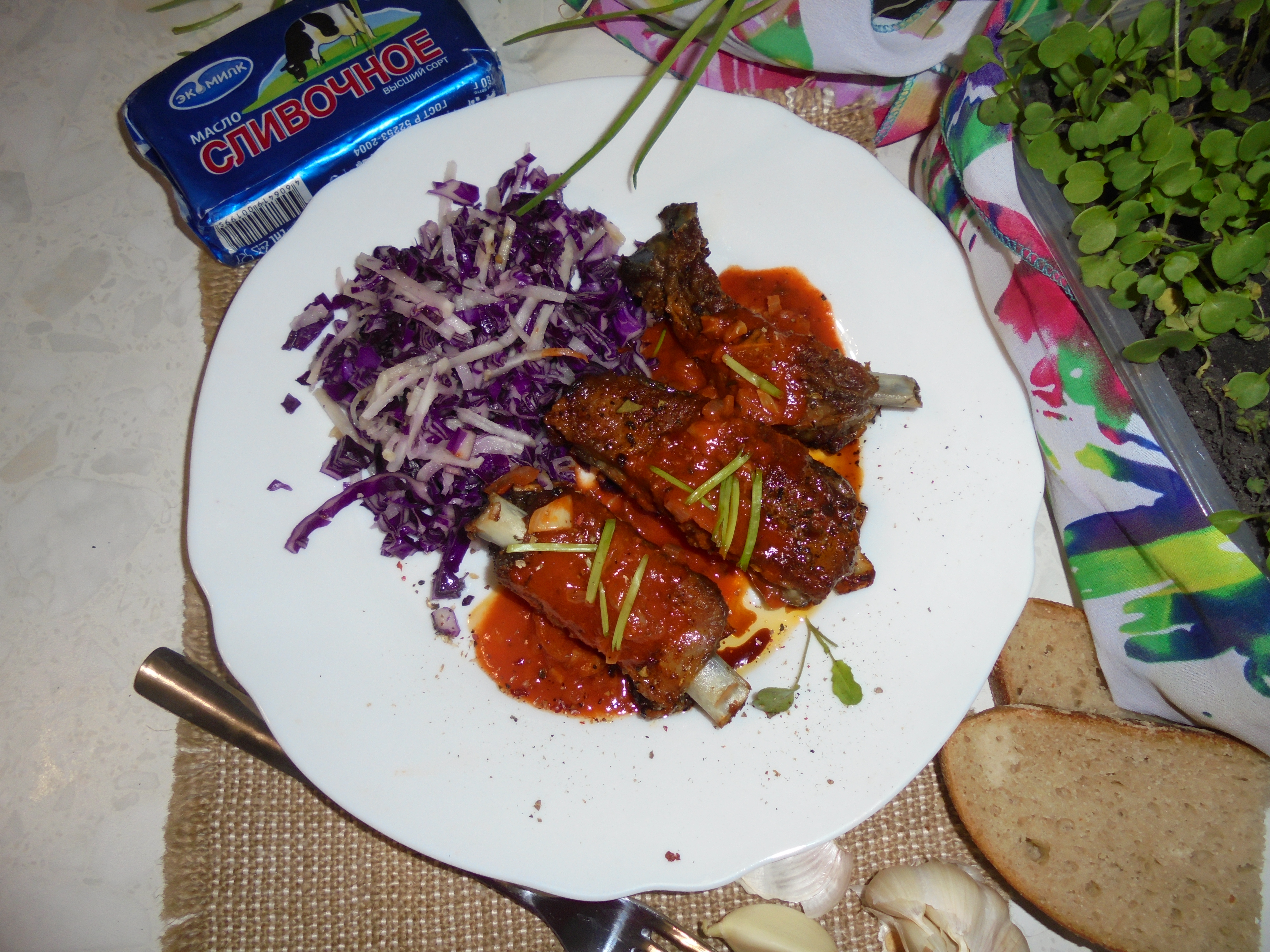 Запеченные свиные ребрышки с томатно-сливочным соусом и салатом из краснокочанной капусты с топинамбуром