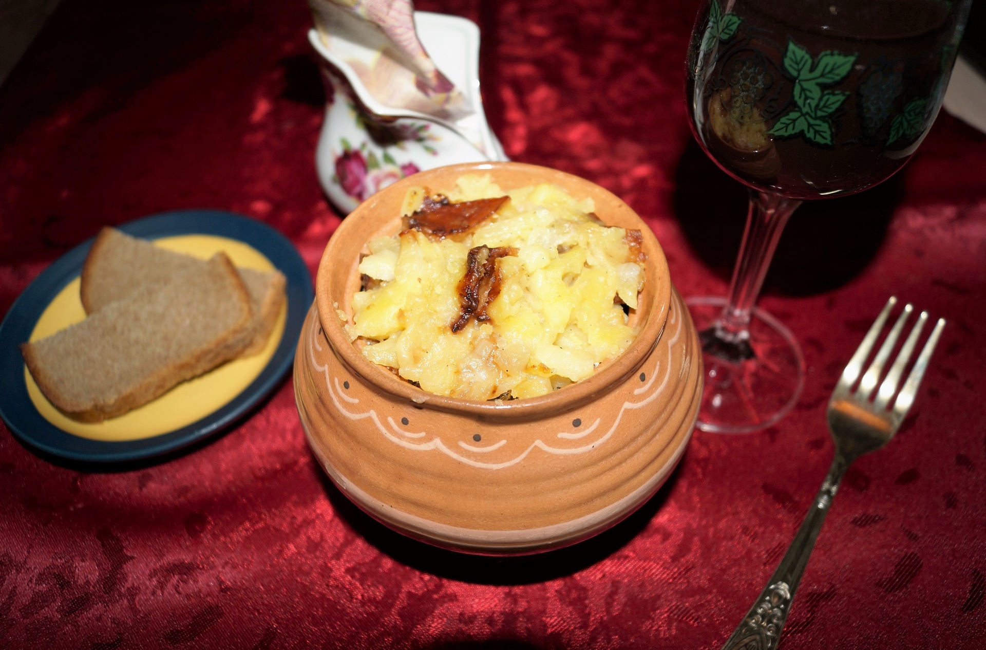 Фото к рецепту: Картофель со свининой в горшочках. тест-драйв с окраиной