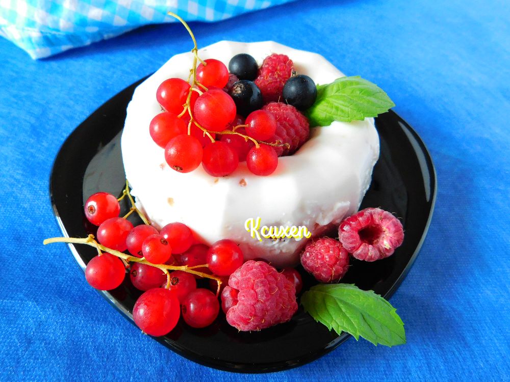 Молочно-сливочное желе с ягодами