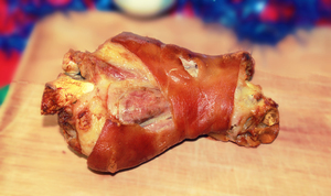 Фото к рецепту: Свиная рулька запеченная в духовке на новый год