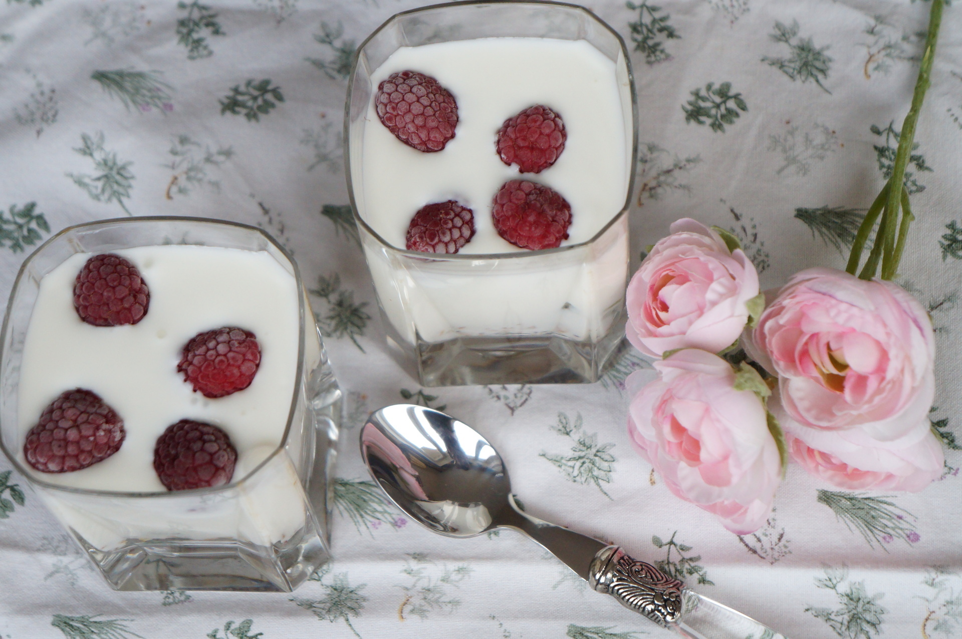 Фото к рецепту: Кисло-молочный десерт с мюсли и фруктами