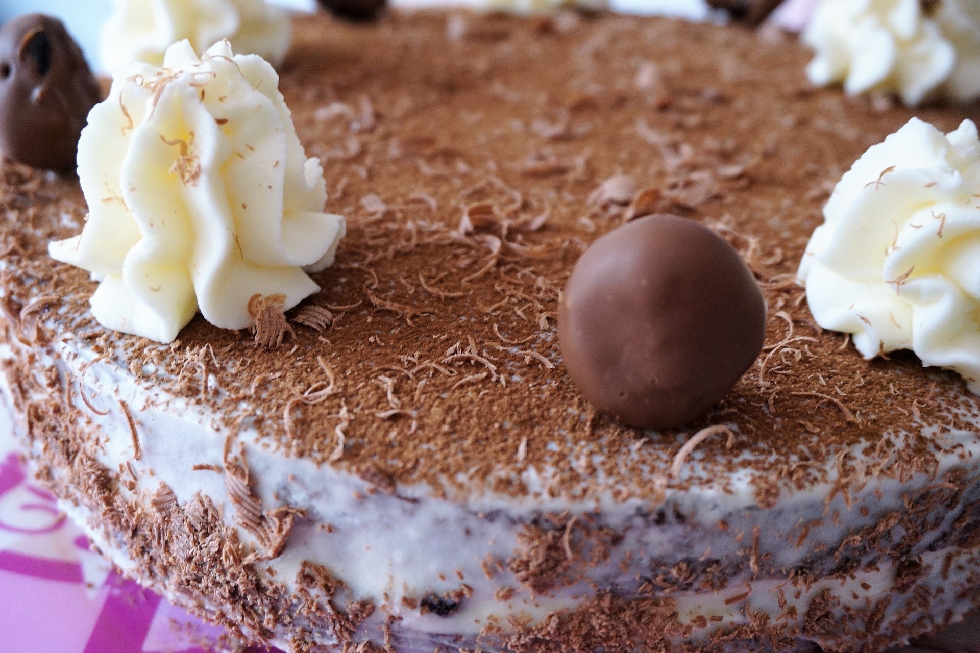 Фото к рецепту: Шоколадный торт с черносливом. масляно-сметанный крем.