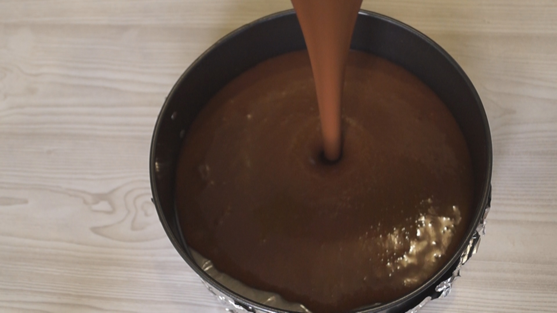 Шоколадный торт на кипятке с карамельным кремом. супер вкусный шоколадный торт!: шаг 3