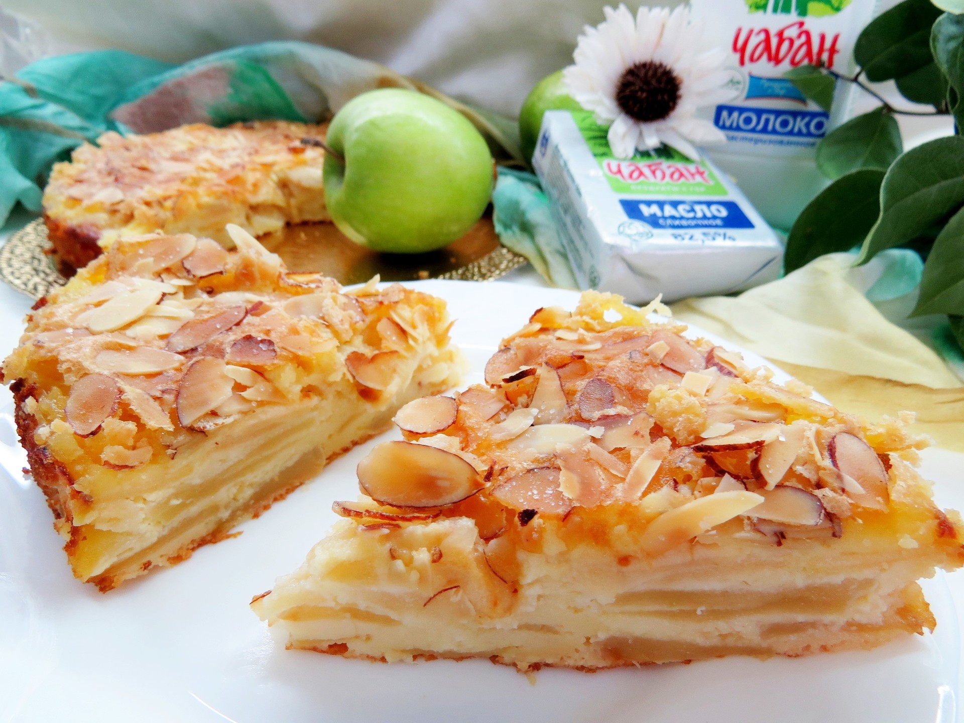 Фото к рецепту: Яблочный пирог с миндальной корочкой