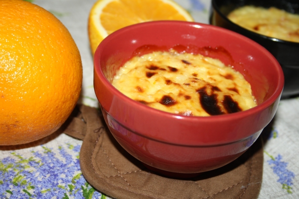 Фото к рецепту: Запеченный апельсиновый рисовый пудинг с курагой