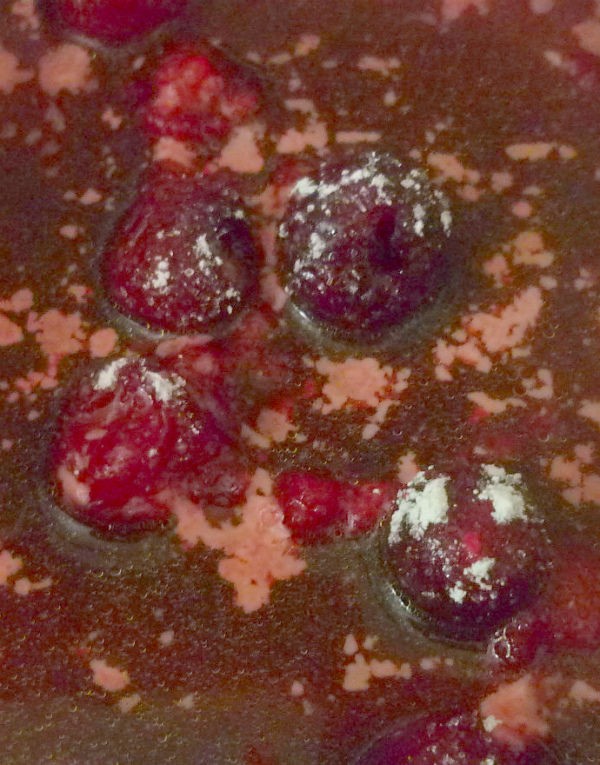 Десерт из шоколадного печения, ванильного пудинга и ягод: шаг 3