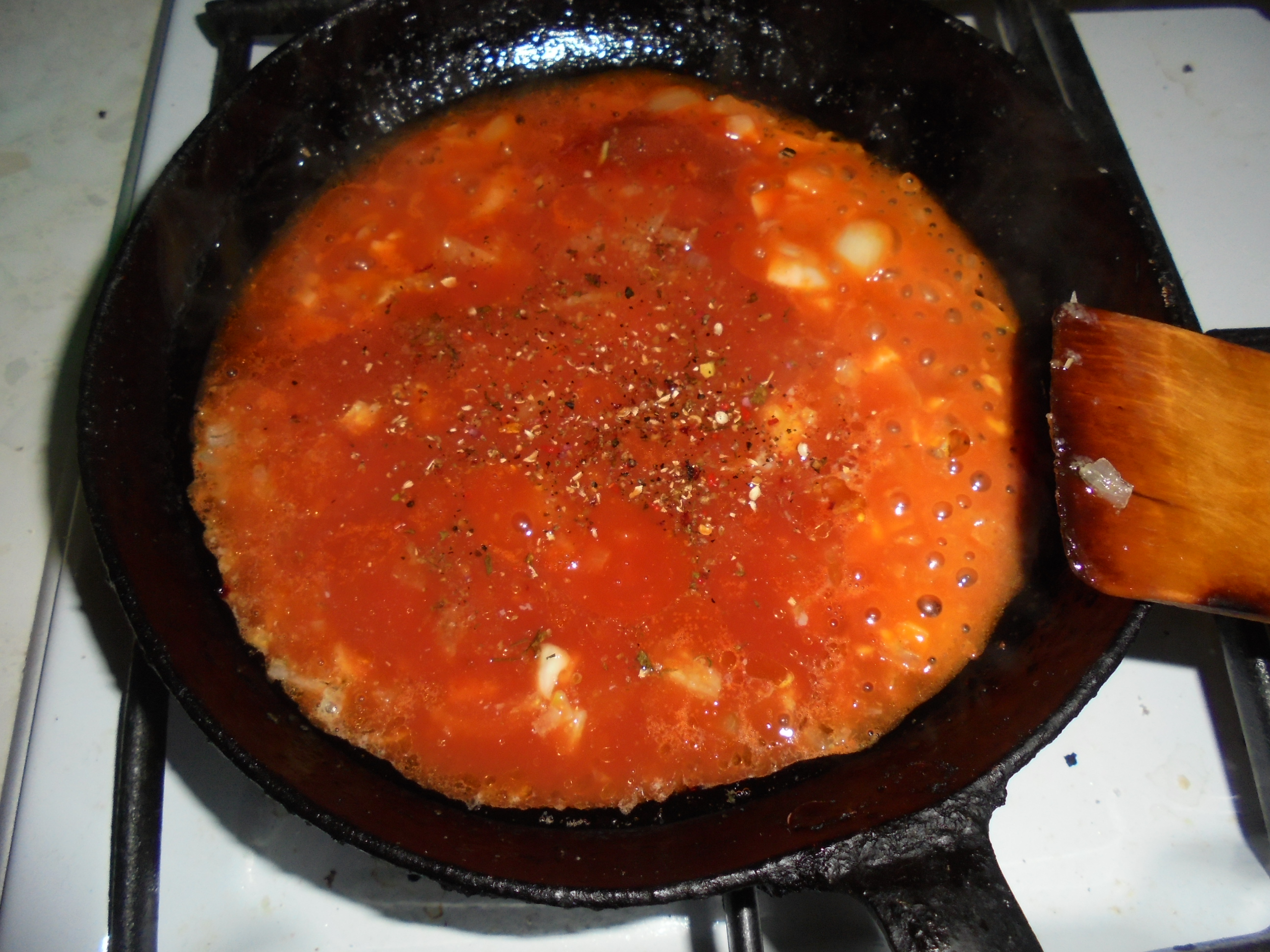 Запеченные свиные ребрышки с томатно-сливочным соусом и салатом из краснокочанной капусты с топинамбуром: шаг 5
