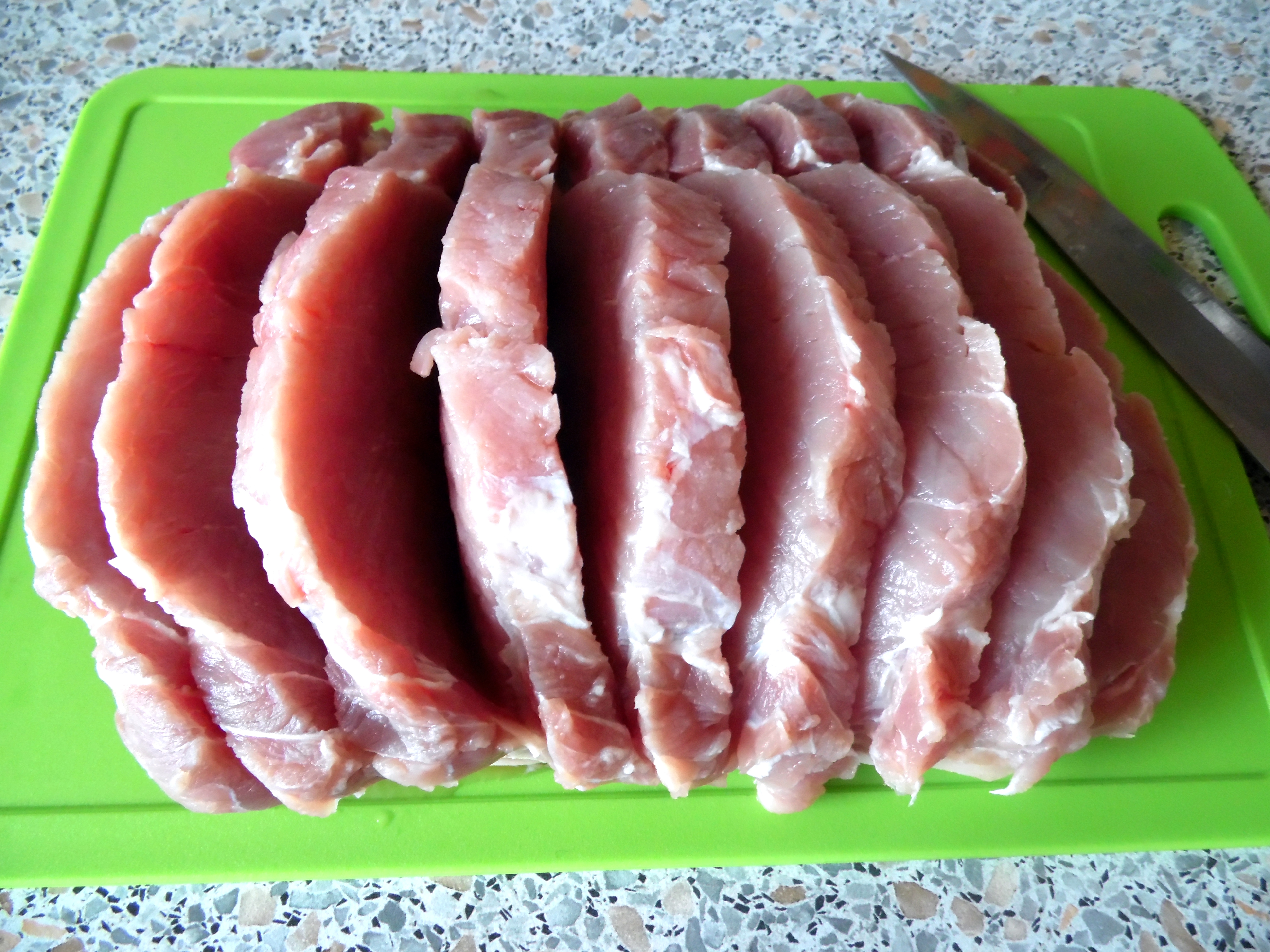 Мясная "тельняшка" или свинина, фаршированная курицей: шаг 1
