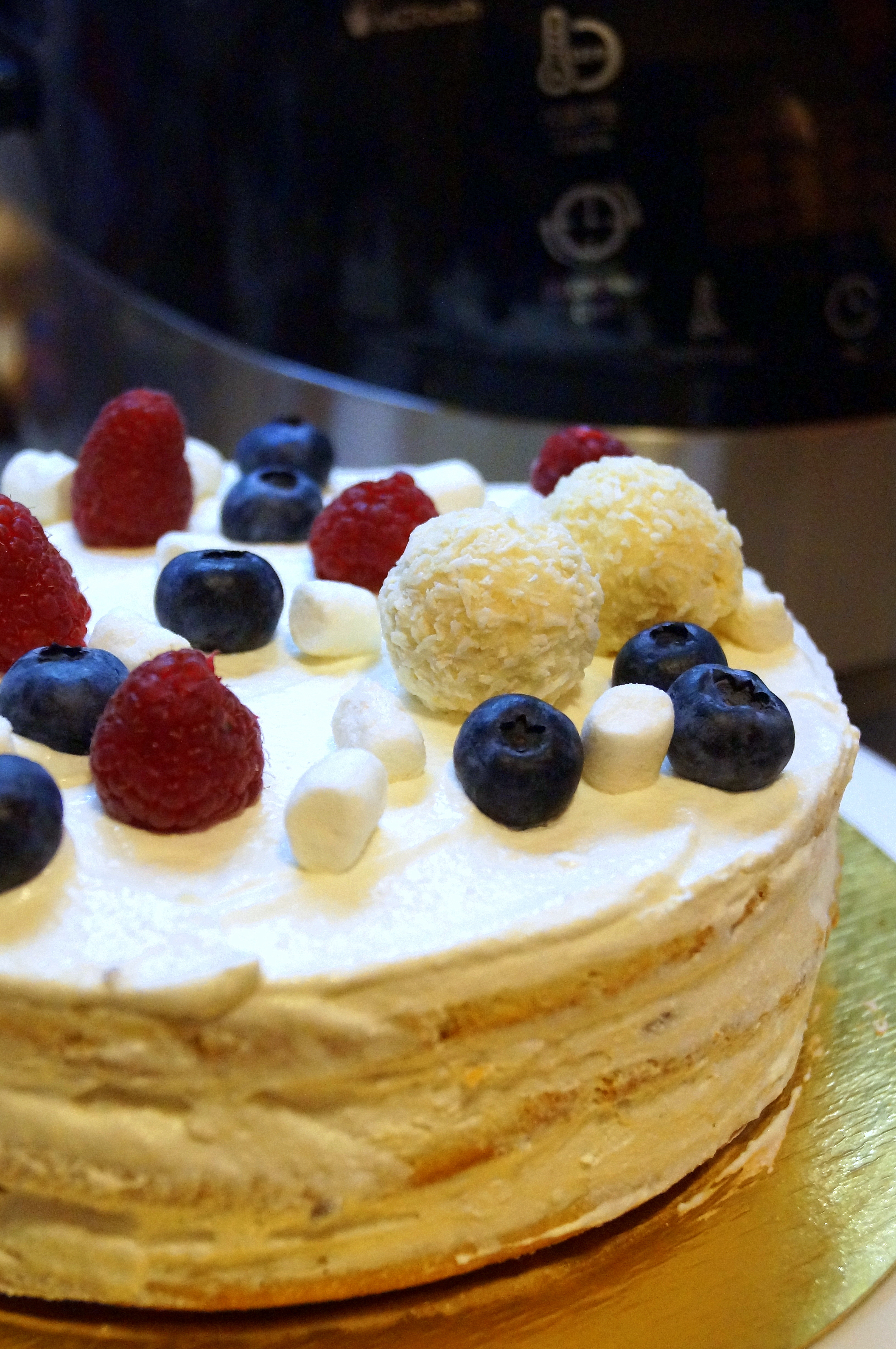 Торт молочная девочка со свежими ягодами и йогуртовым кремом.: шаг 9