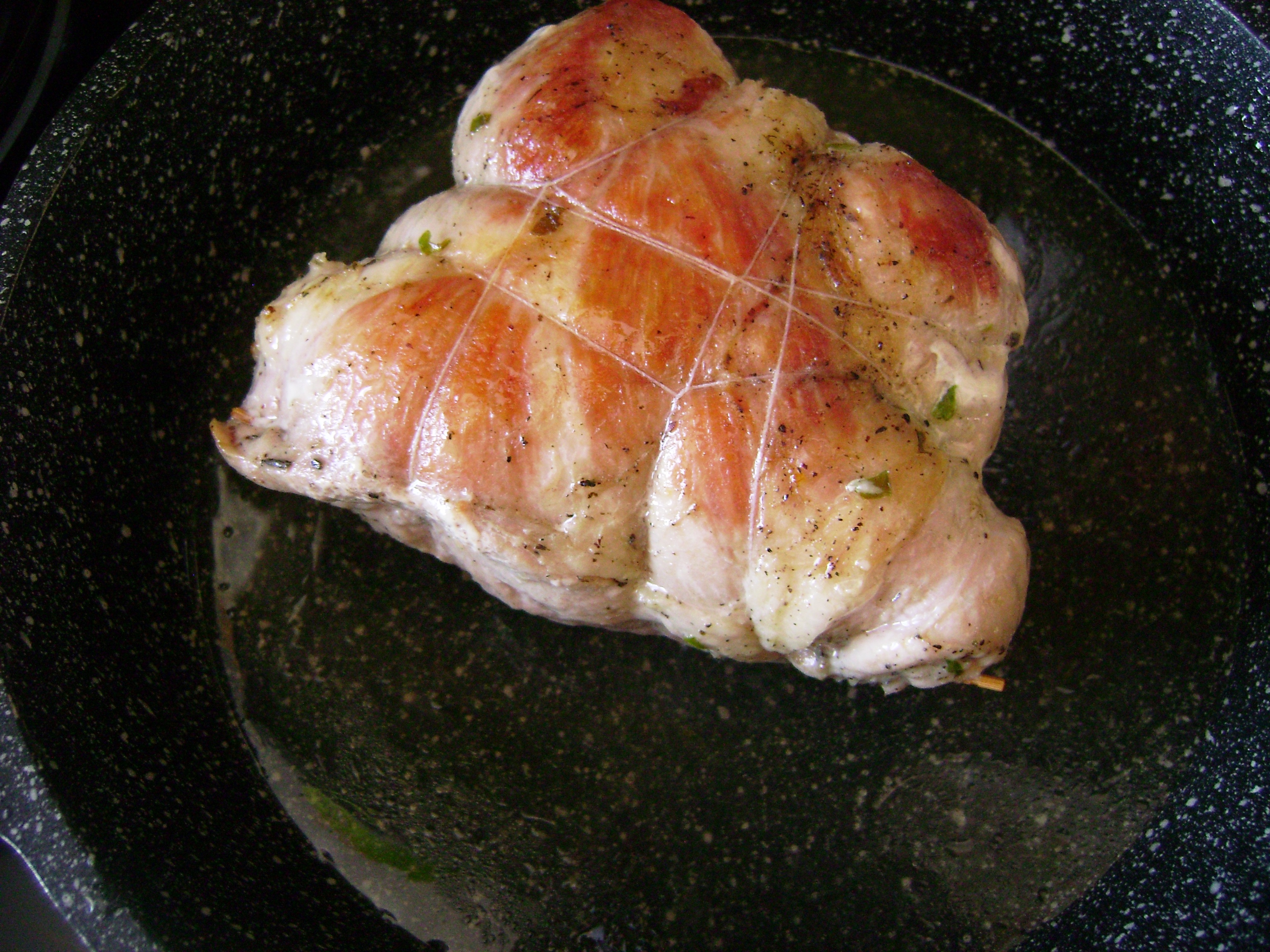 Свинина, фаршированная брынзой с зеленью под пикантным соусом: шаг 2