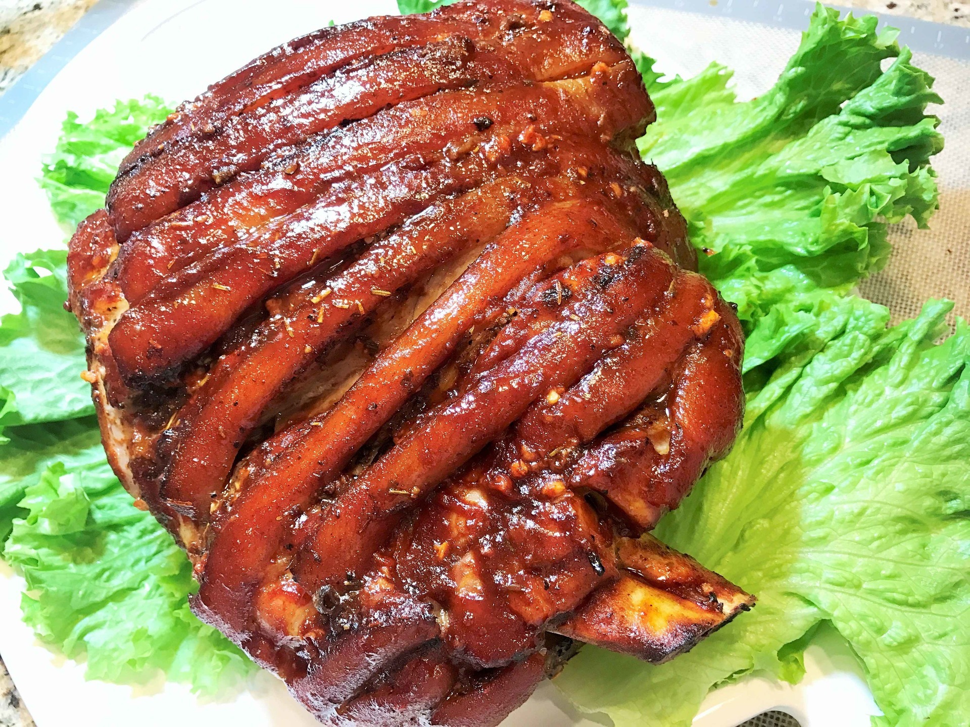 Фото к рецепту: Праздничная свиная рулька. самый вкусный и простой рецепт!