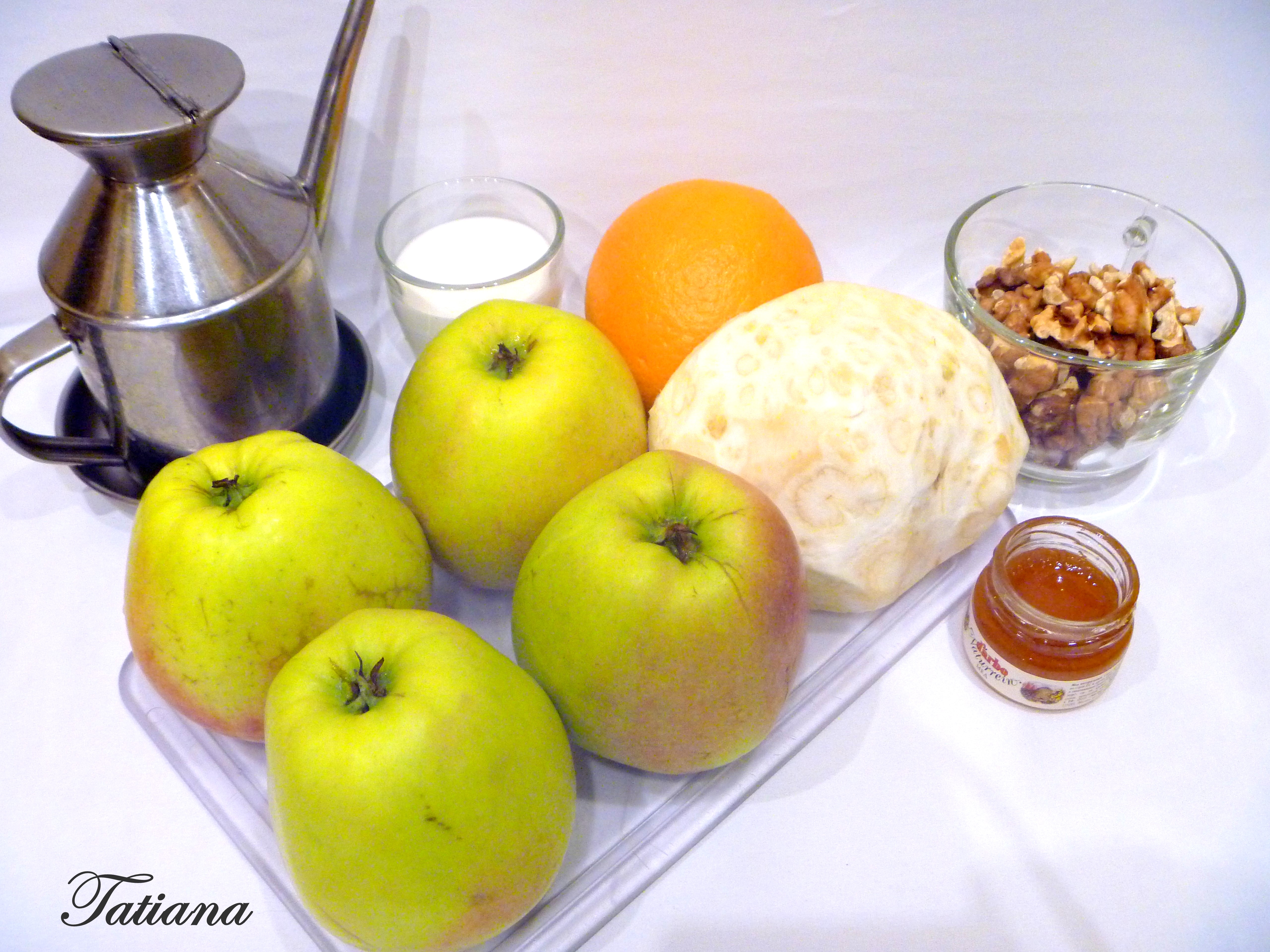 Яблоки, запеченные с сельдереем и грецкими орехами: шаг 1