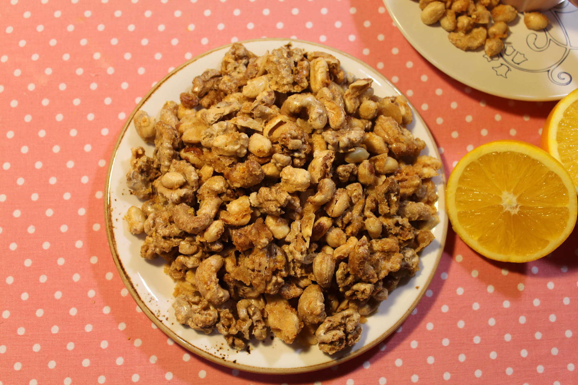 Фото к рецепту: Орехи в острой карамели с апельсином и чили