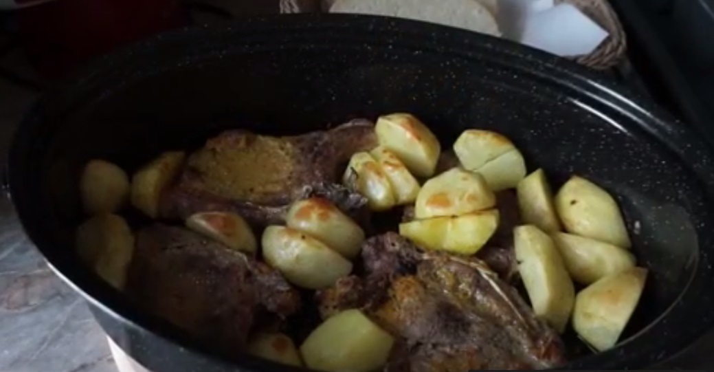 Фото к рецепту: Свиная шейка с картошкой в духовке