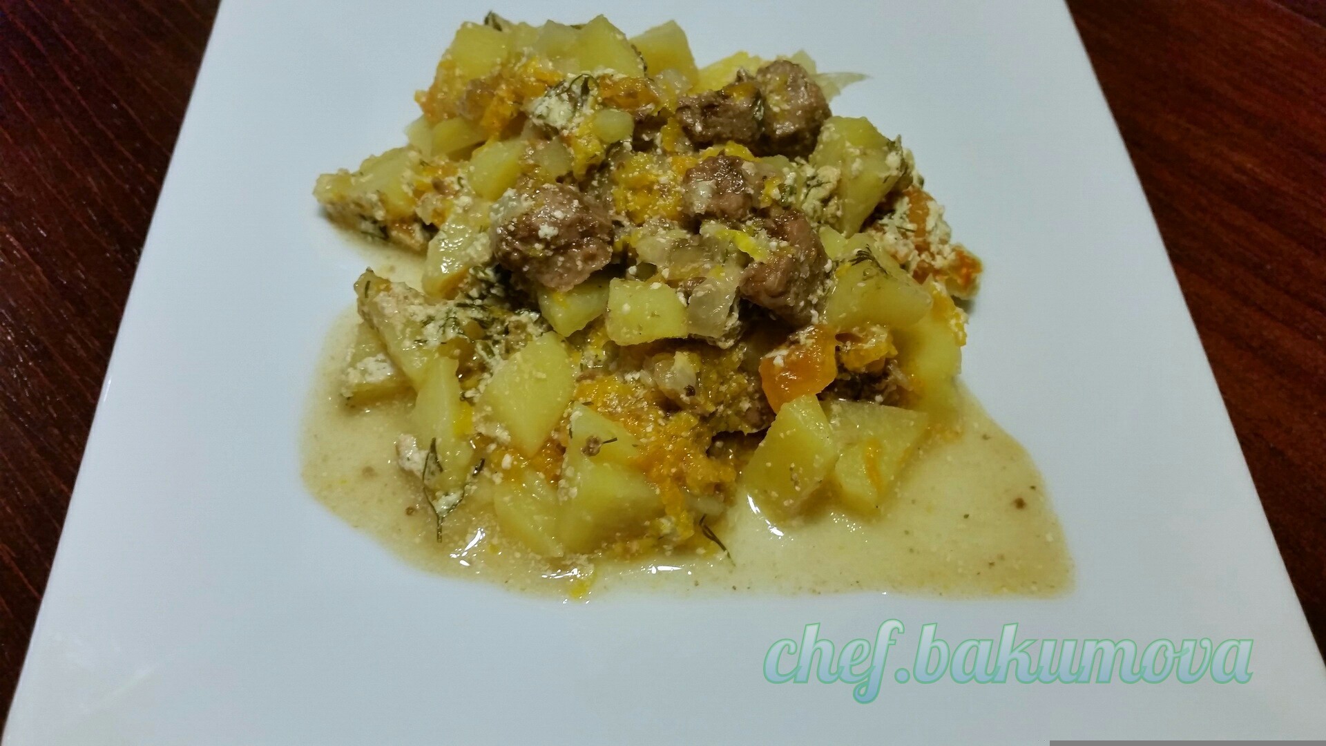 Фото к рецепту: Мясо с картофелем в горшочках. видео