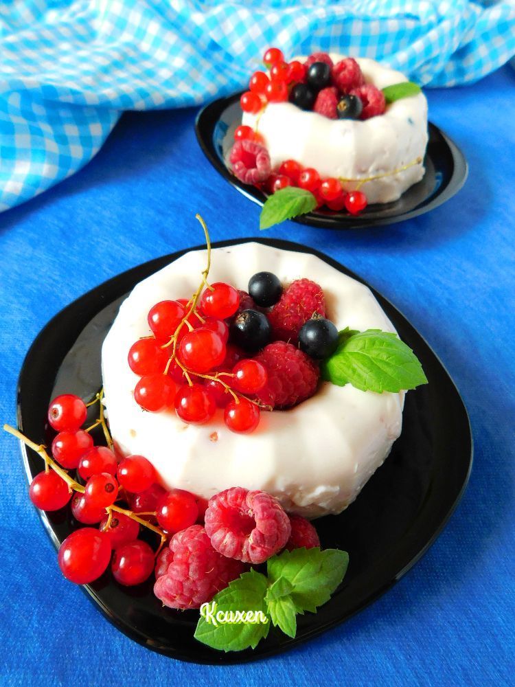 Фото к рецепту: Молочно-сливочное желе с ягодами