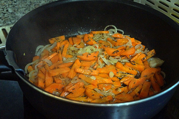 Говядина с овощами в сковороде: шаг 3