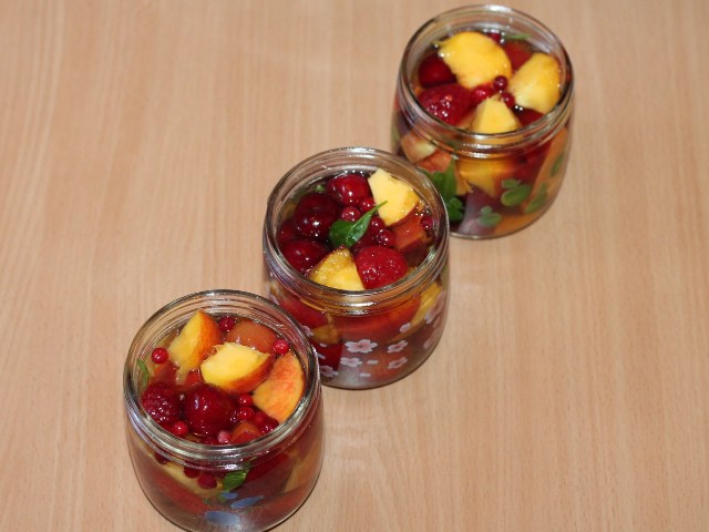 Десерт из персика и ягод: шаг 5