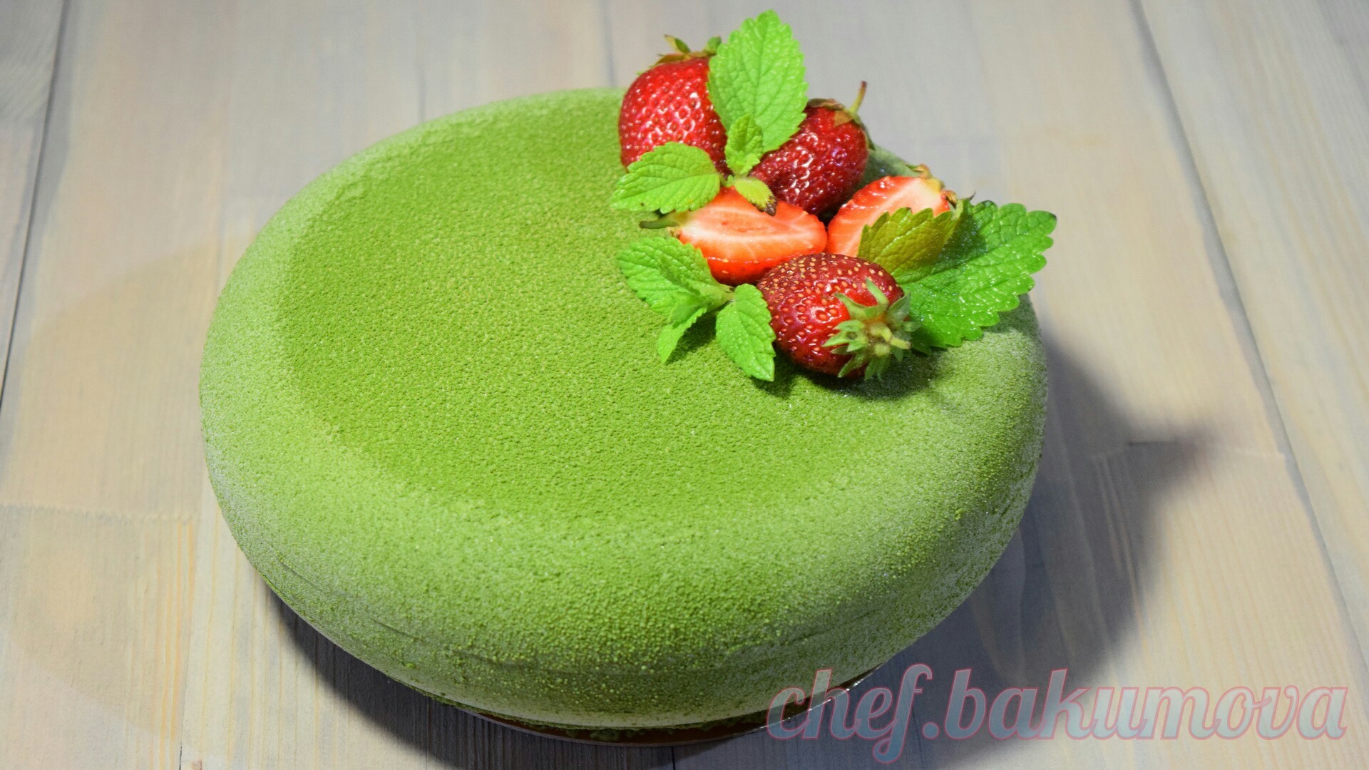 Фото к рецепту: Муссовый торт с велюром "зелёный бархат". пошаговое исполнение. видео