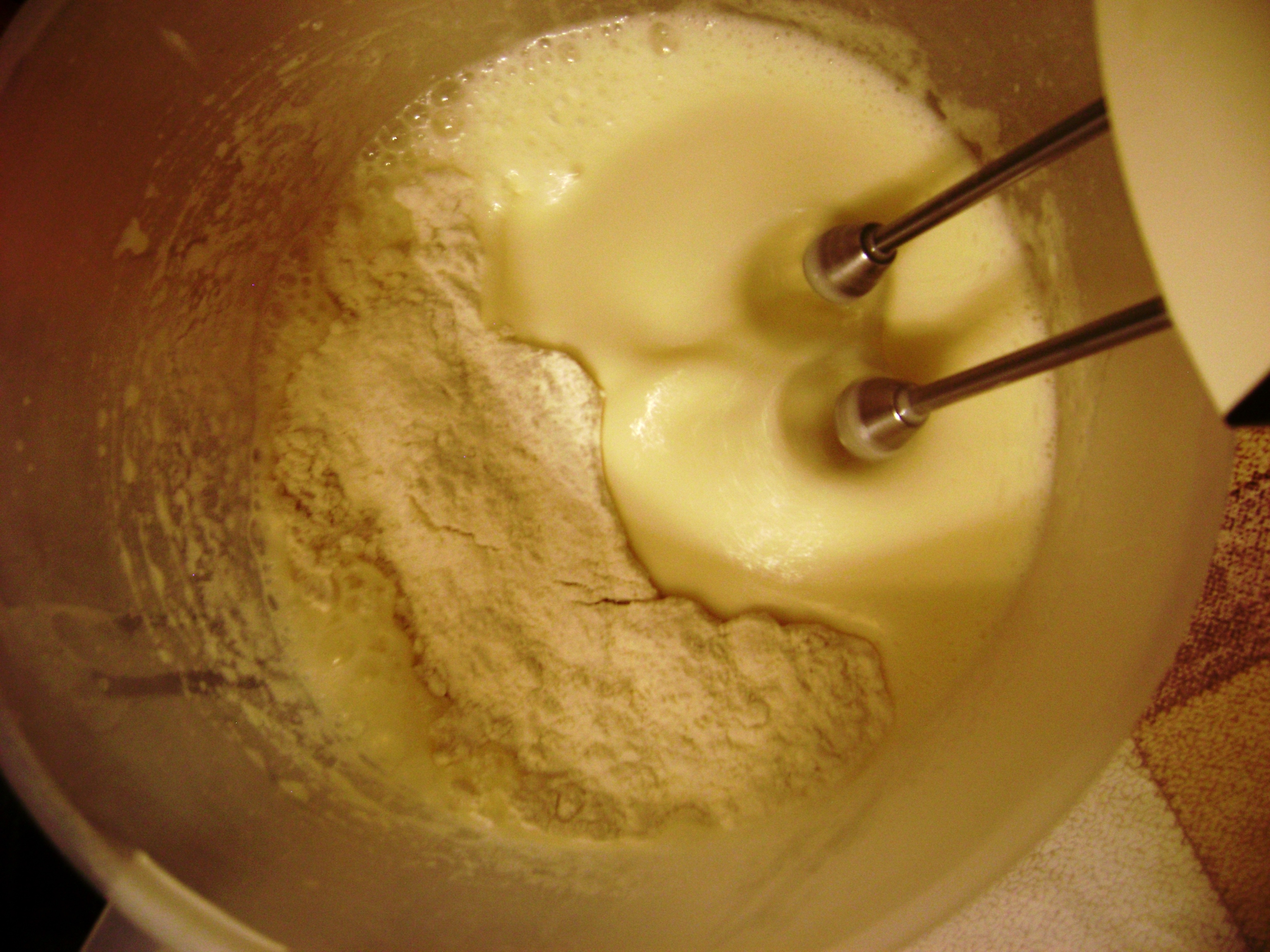 Мини-тортик с клубничной йогуртовой глазурью: шаг 3