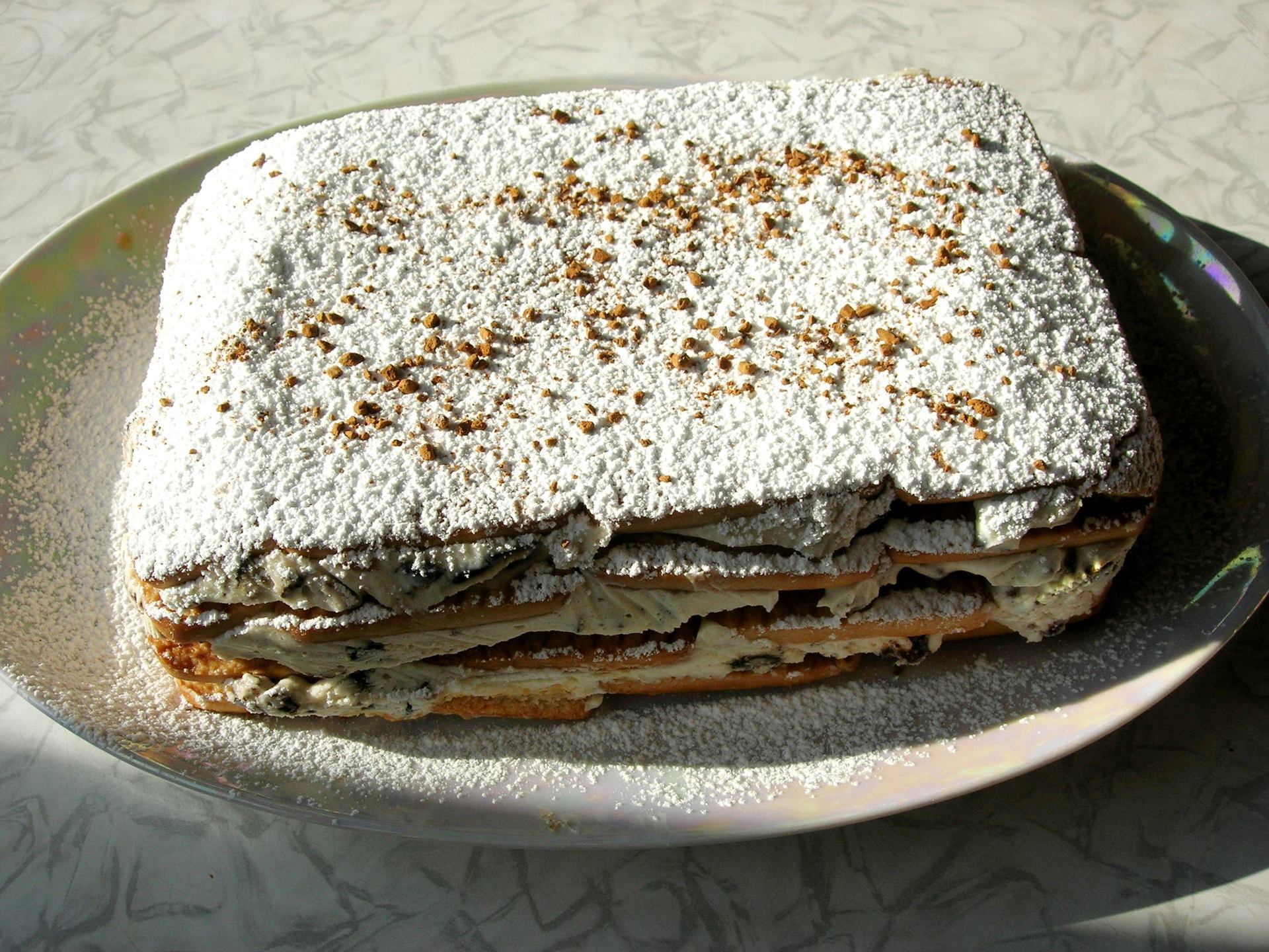 Фото к рецепту: Торт творожно-кофейный с черносливом (без выпечки)