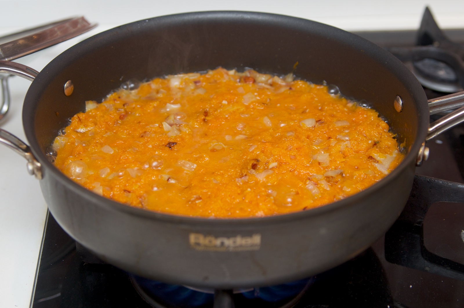 Тажин с говяжьими колбасками, фаршированными перцами в тыквенном соусе с сухофруктами и миндалем. тест-драйв с окраиной: шаг 5