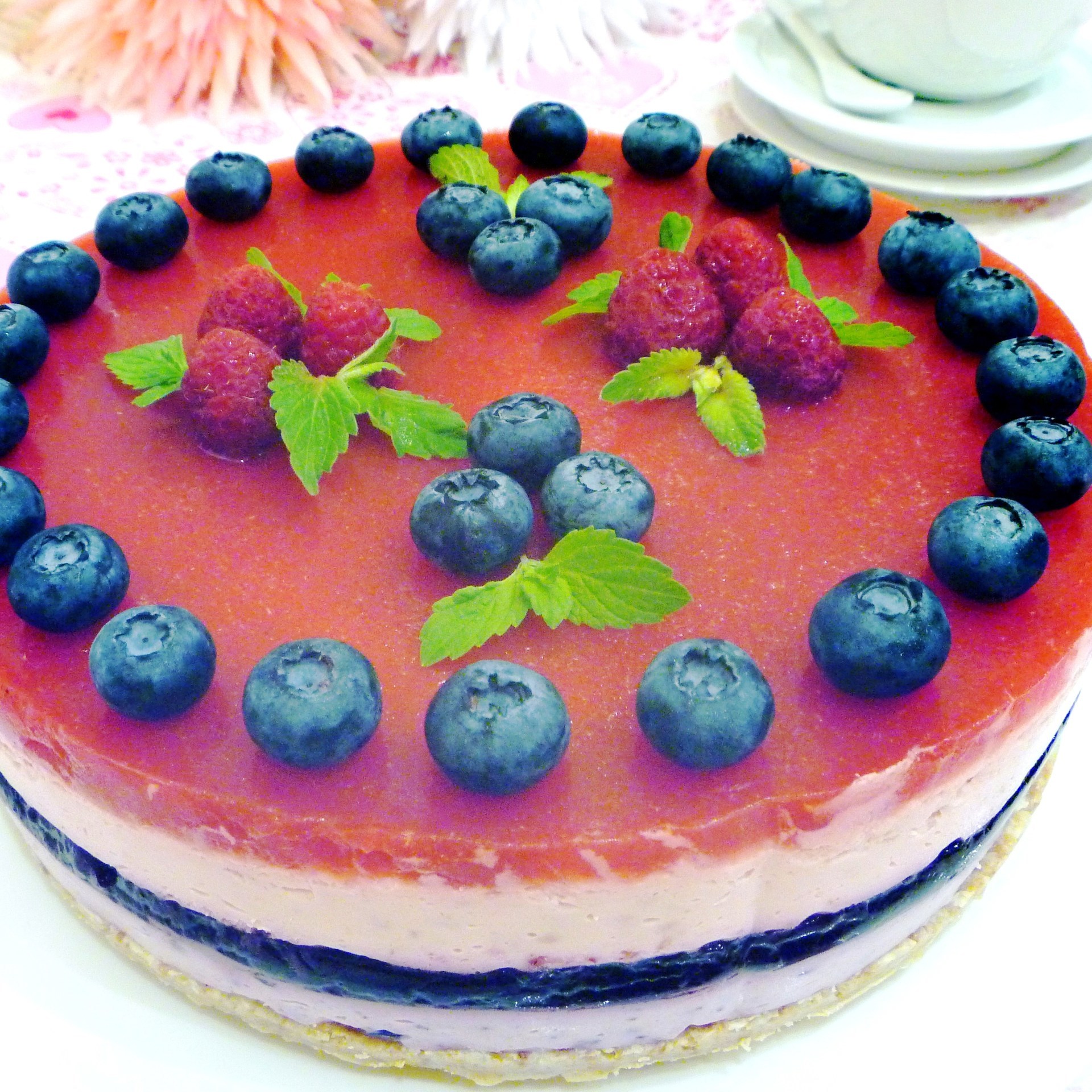 Фото к рецепту: Сливочно-йогуртовый торт "лесные ягоды"
