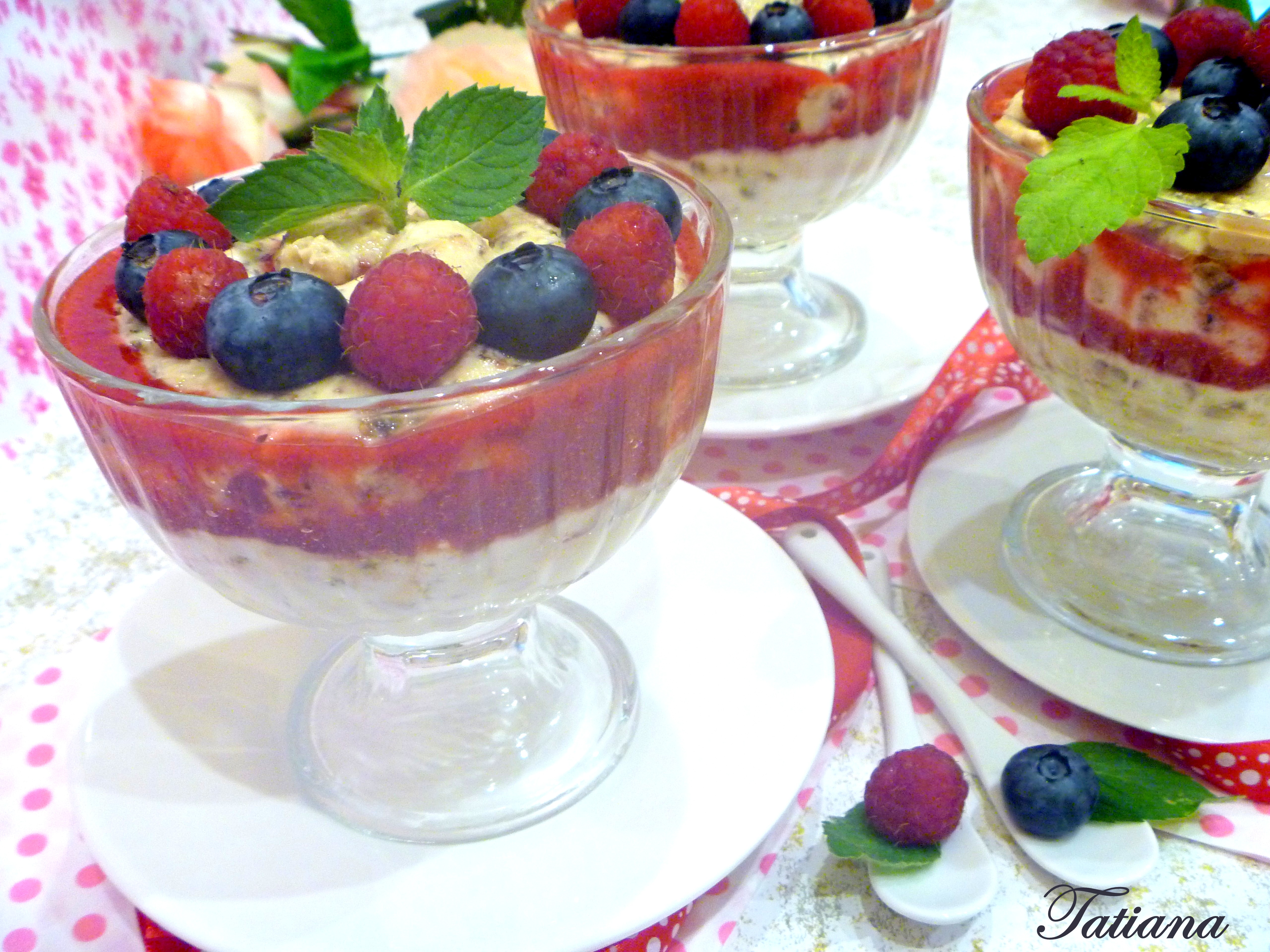 Десерт творожный с грильяжными хлопьями и ягодным соусом