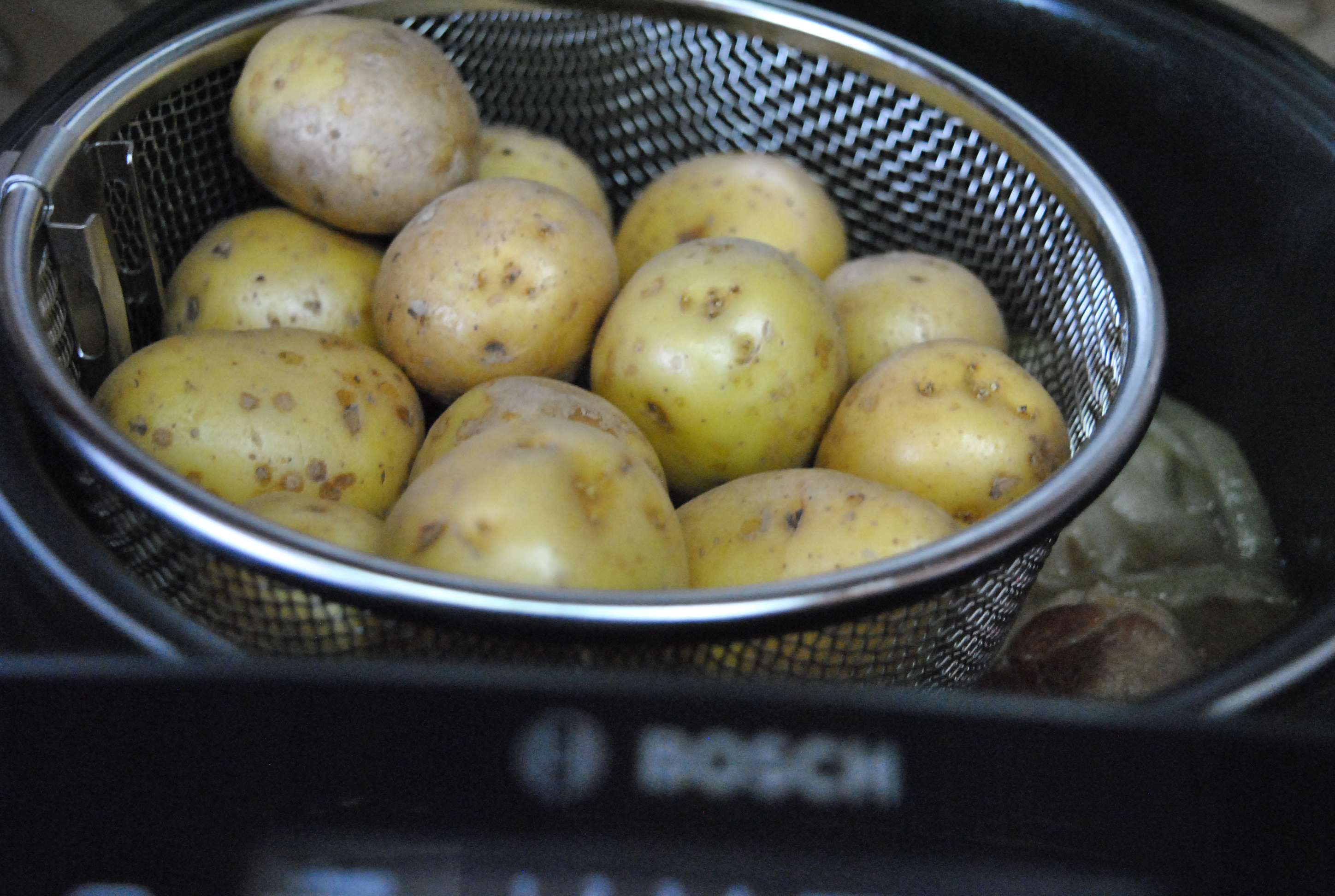 Баранина в луке с гарниром в стиле немецкого картофельного салата: шаг 9