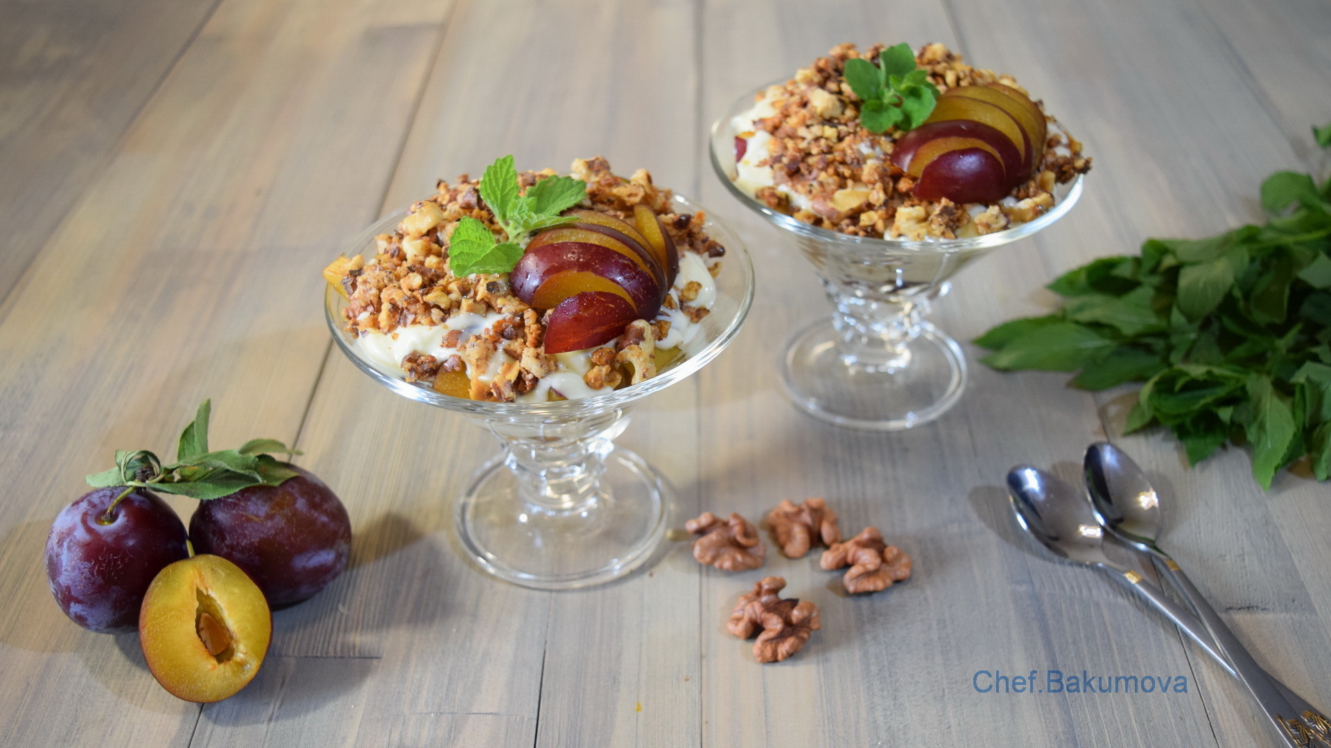 Фото к рецепту: Десерт из слив с маскарпоне и грецкими орехами. видео
