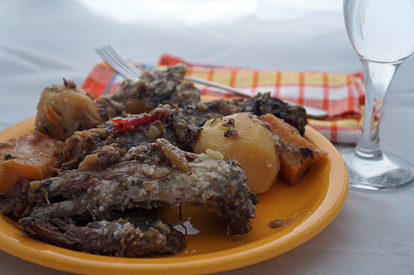 Фото к рецепту: Бараньи ребра, тушенные с айвой, картофелем и репой