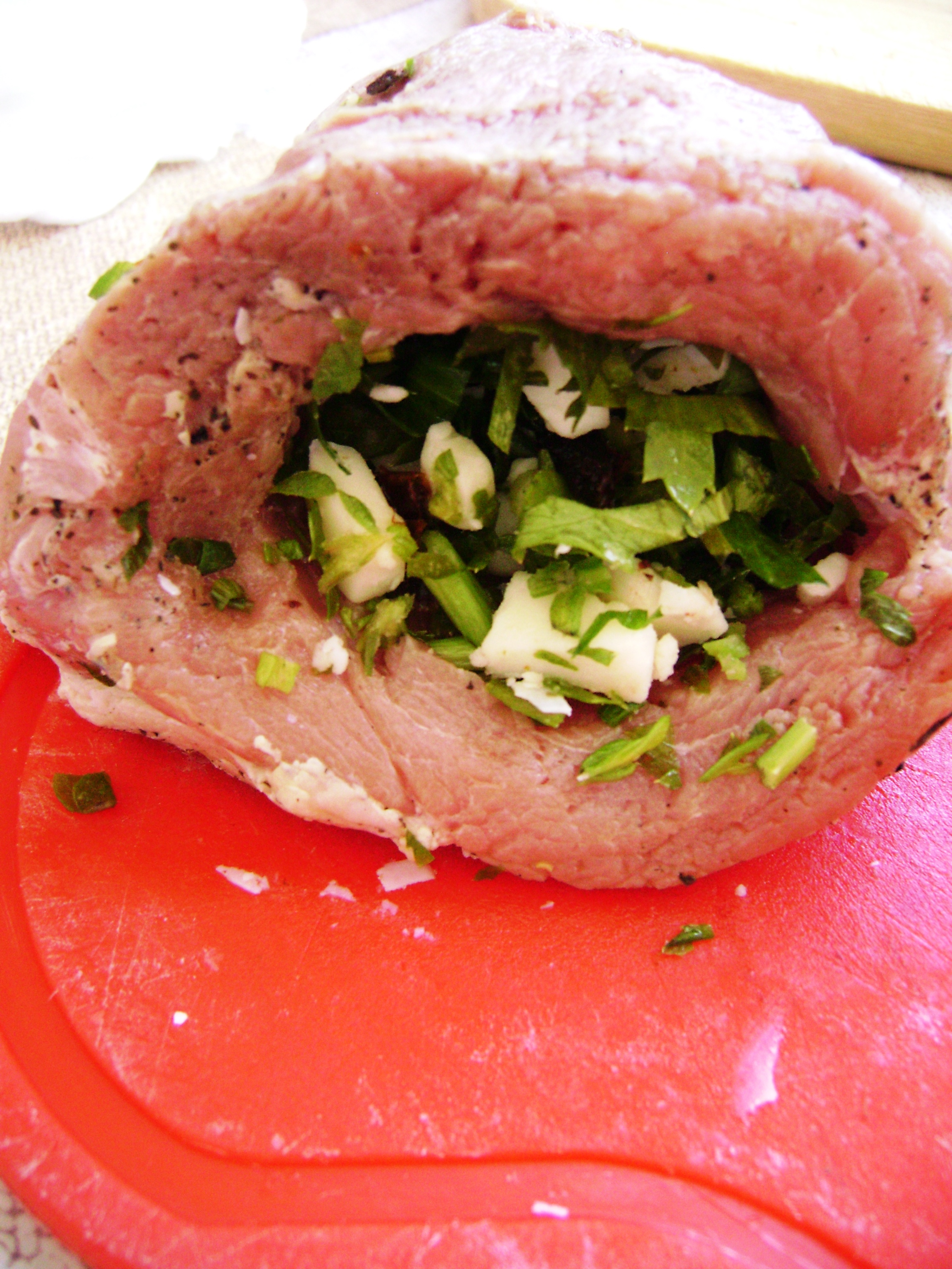 Свинина, фаршированная брынзой с зеленью под пикантным соусом: шаг 1