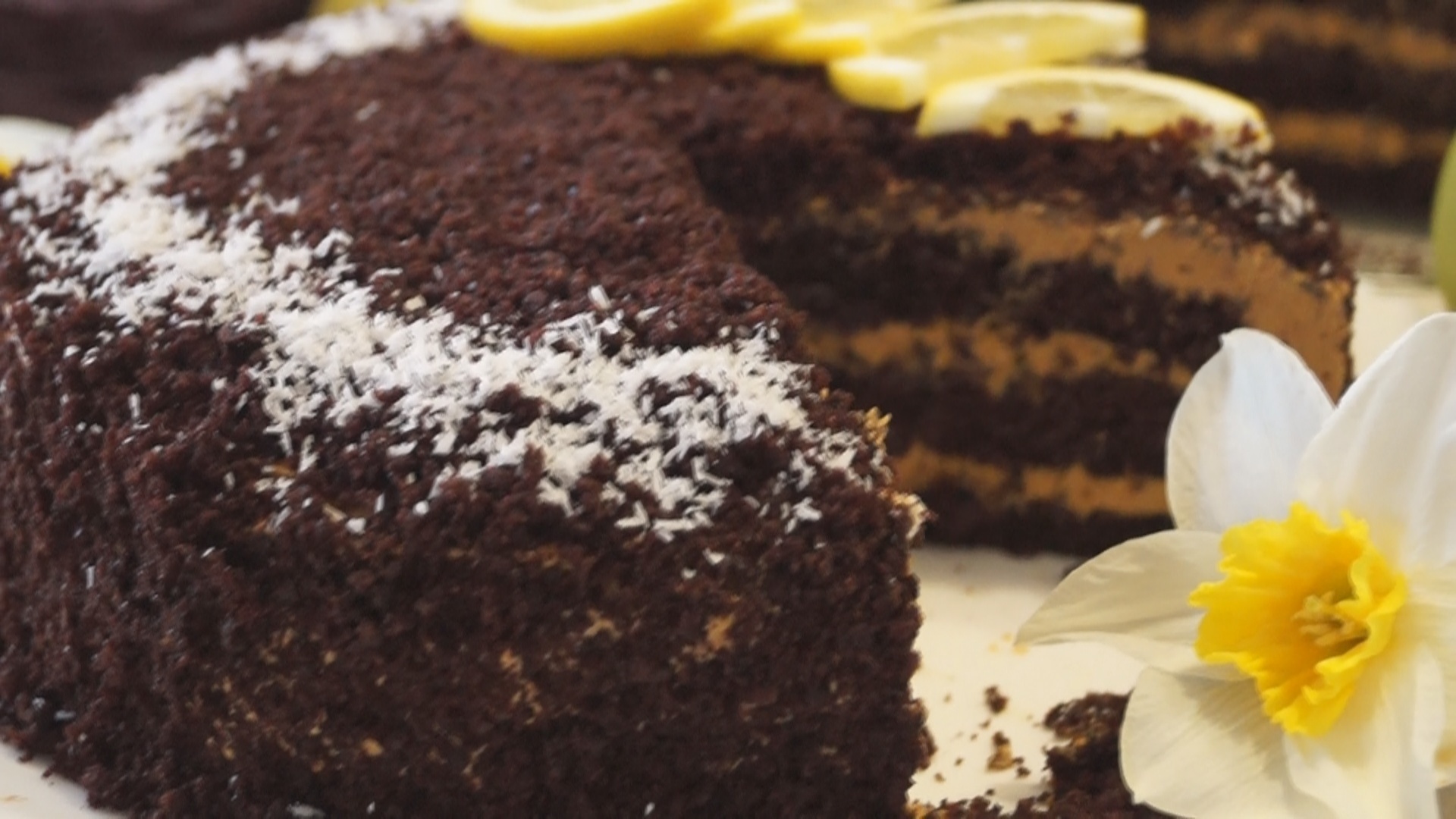 Фото к рецепту: Шоколадный торт на кипятке с карамельным кремом. супер вкусный шоколадный торт!