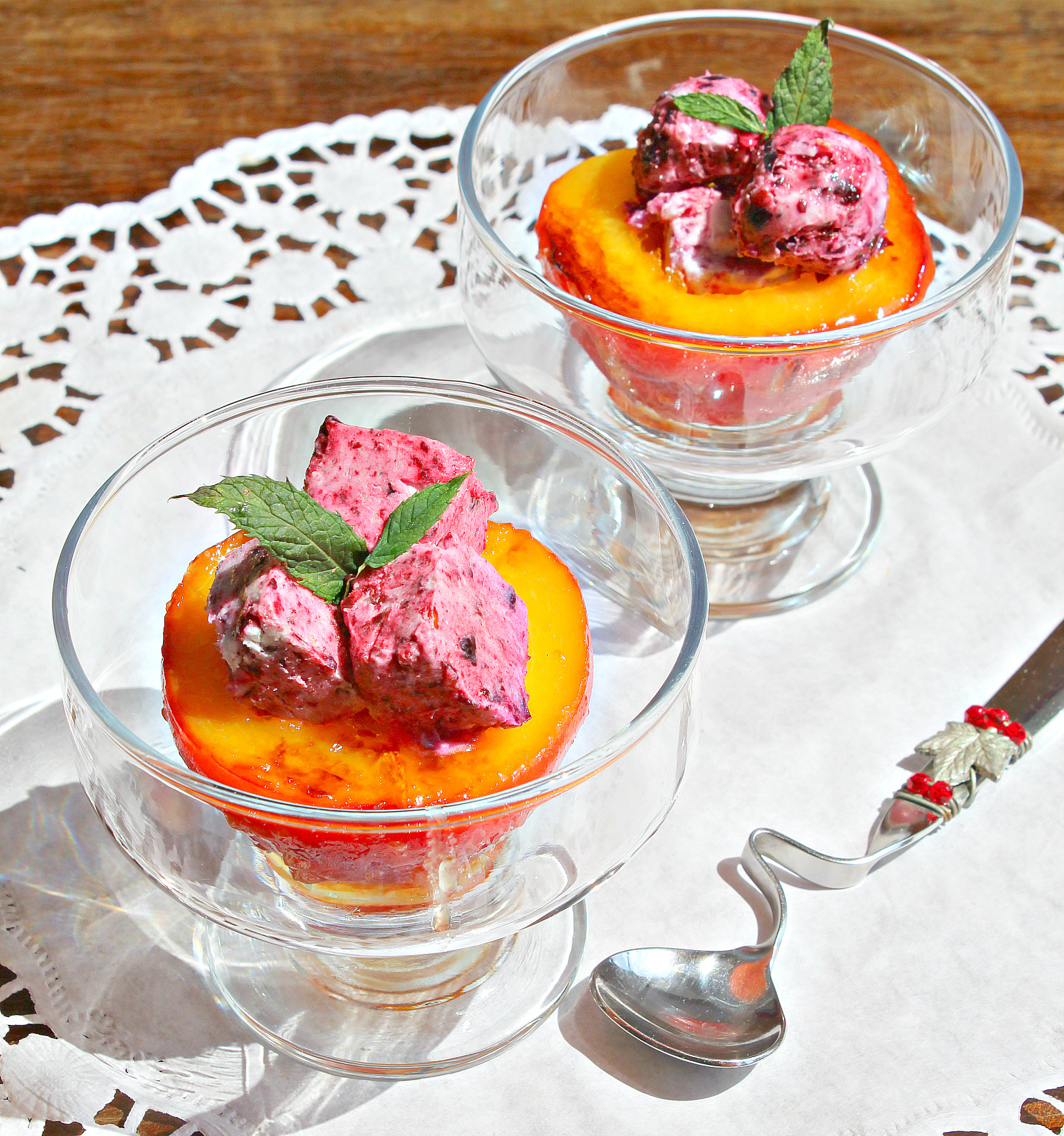 Фото к рецепту: Летний десерт из черной смородины на карамелизированном персике