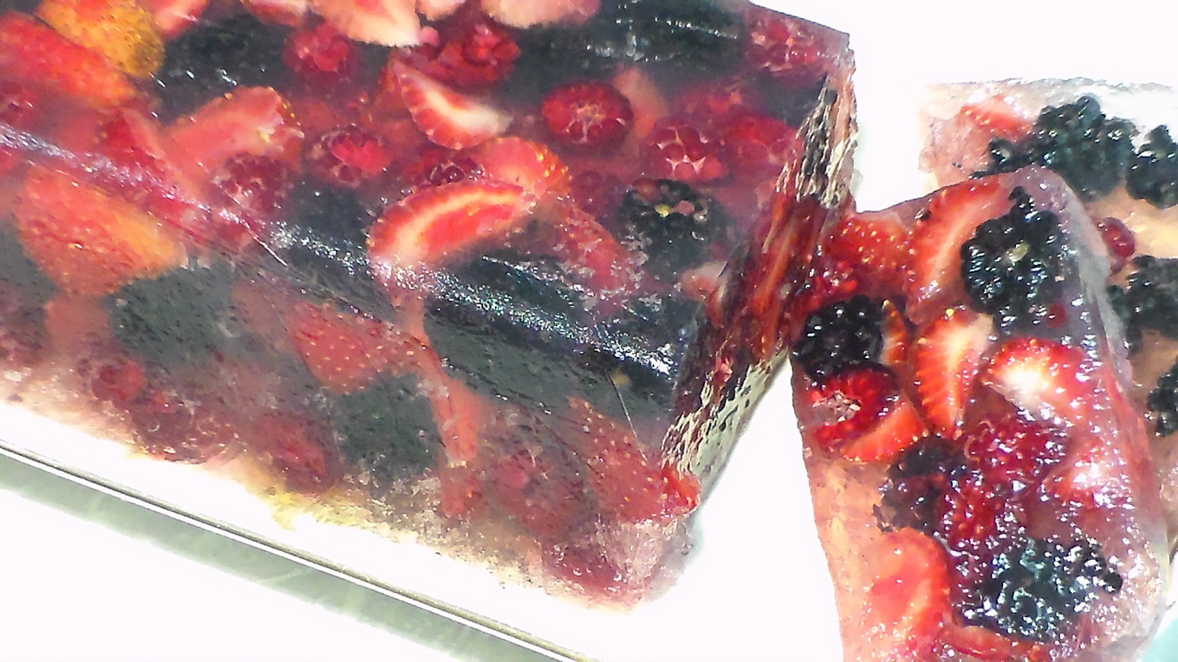 Фото к рецепту: Желейный торт с ягодами (десерт без выпечки)