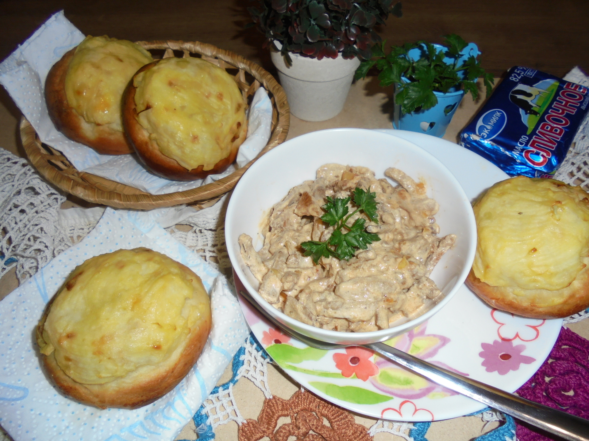 Фото к рецепту: Бефстроганов с картофельными шанежками