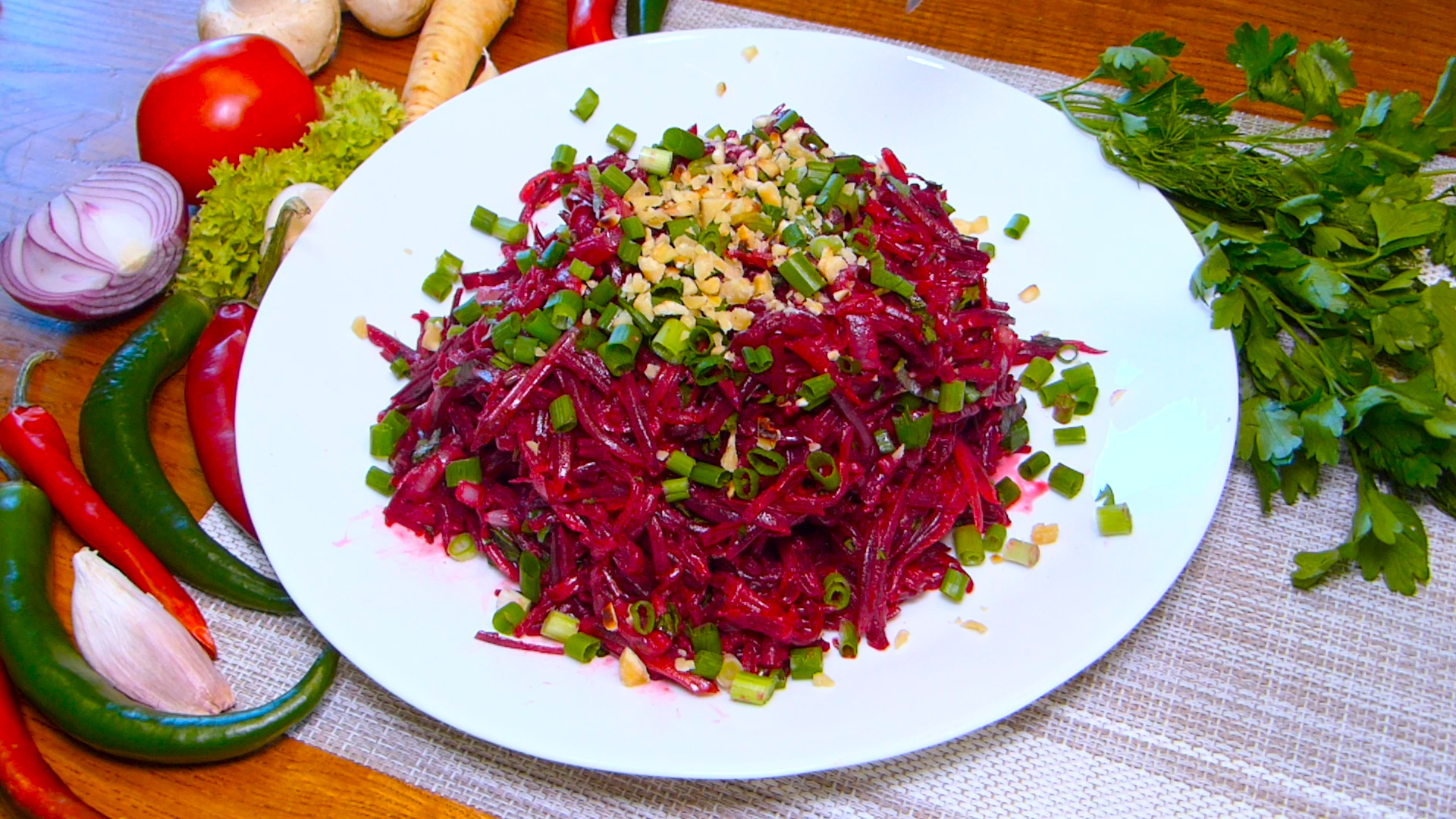 Фото к рецепту: Салат из свеклы с огурцами