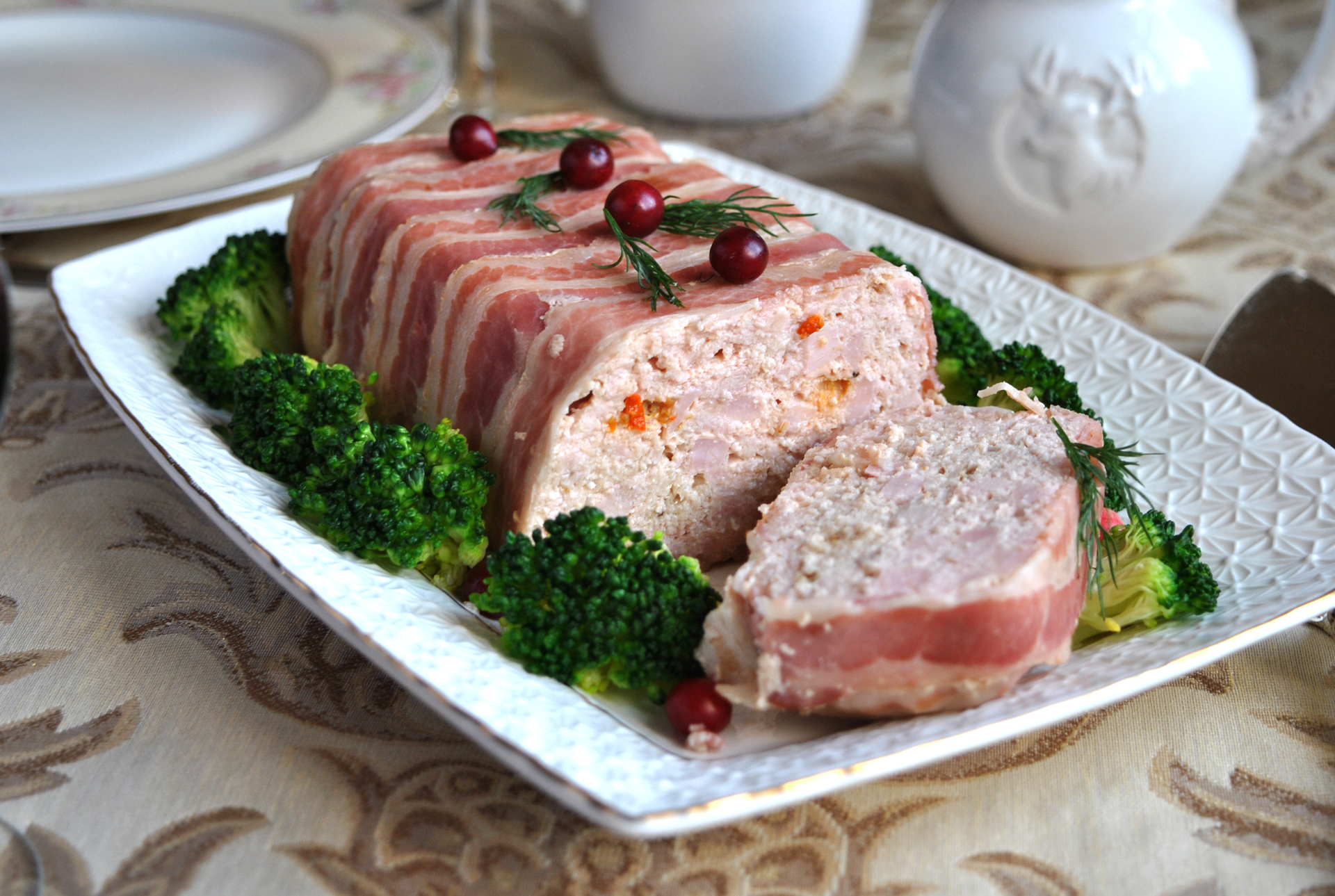 Фото к рецепту: Праздничный террин из свинины с ветчиной и ягодами годжи